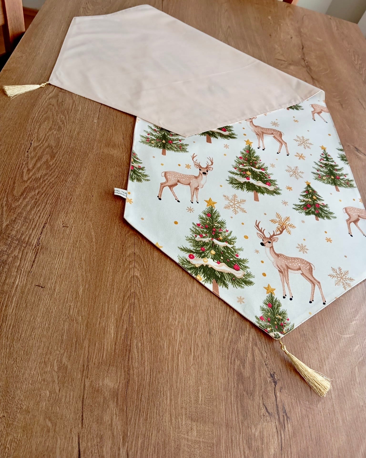 Yılbaşı Temalı Geyik ve Çam Ağacı Desenli Püsküllü Runner Masa Örtüsü