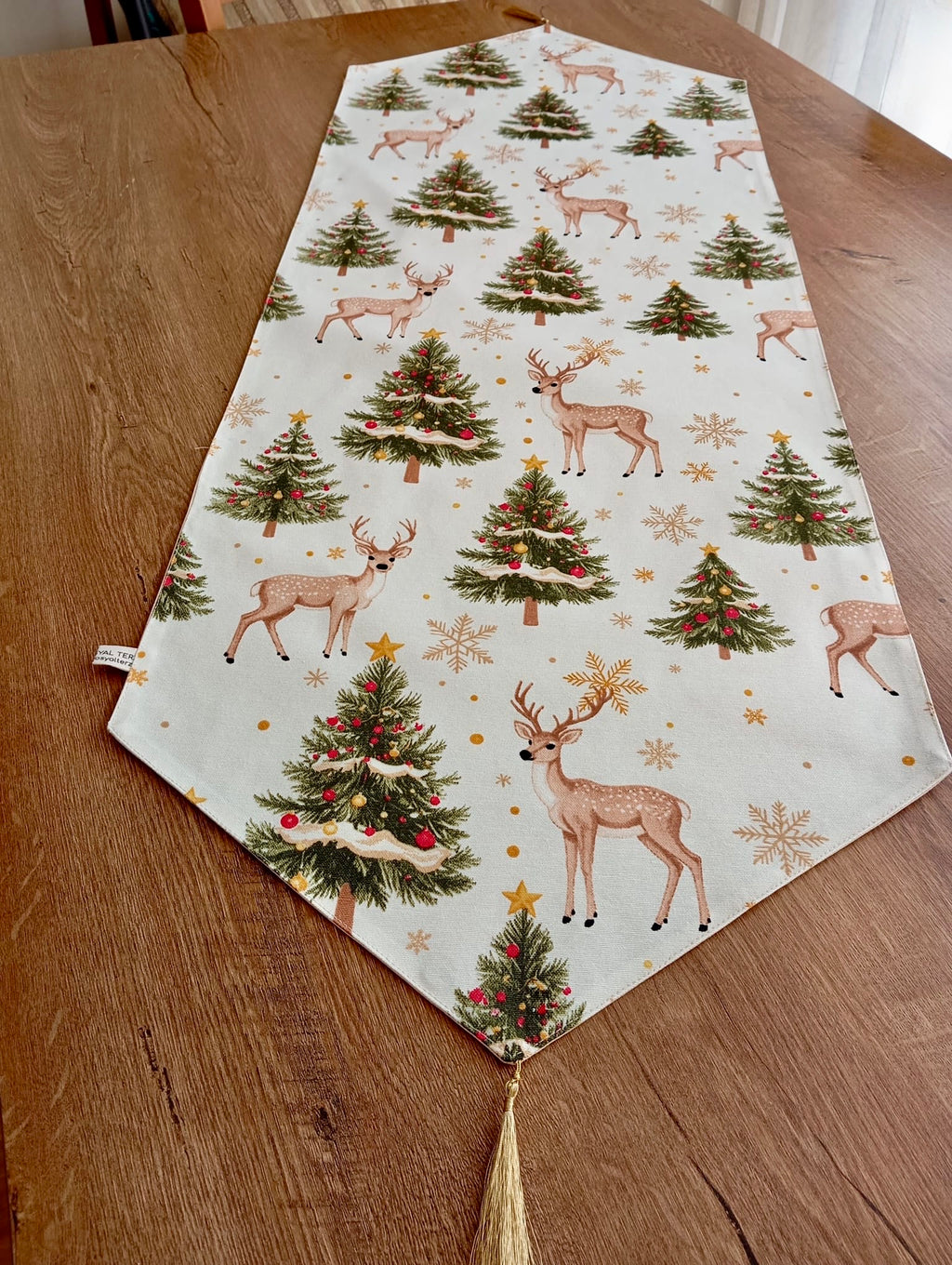 Yılbaşı Temalı Geyik ve Çam Ağacı Desenli Püsküllü Runner Masa Örtüsü