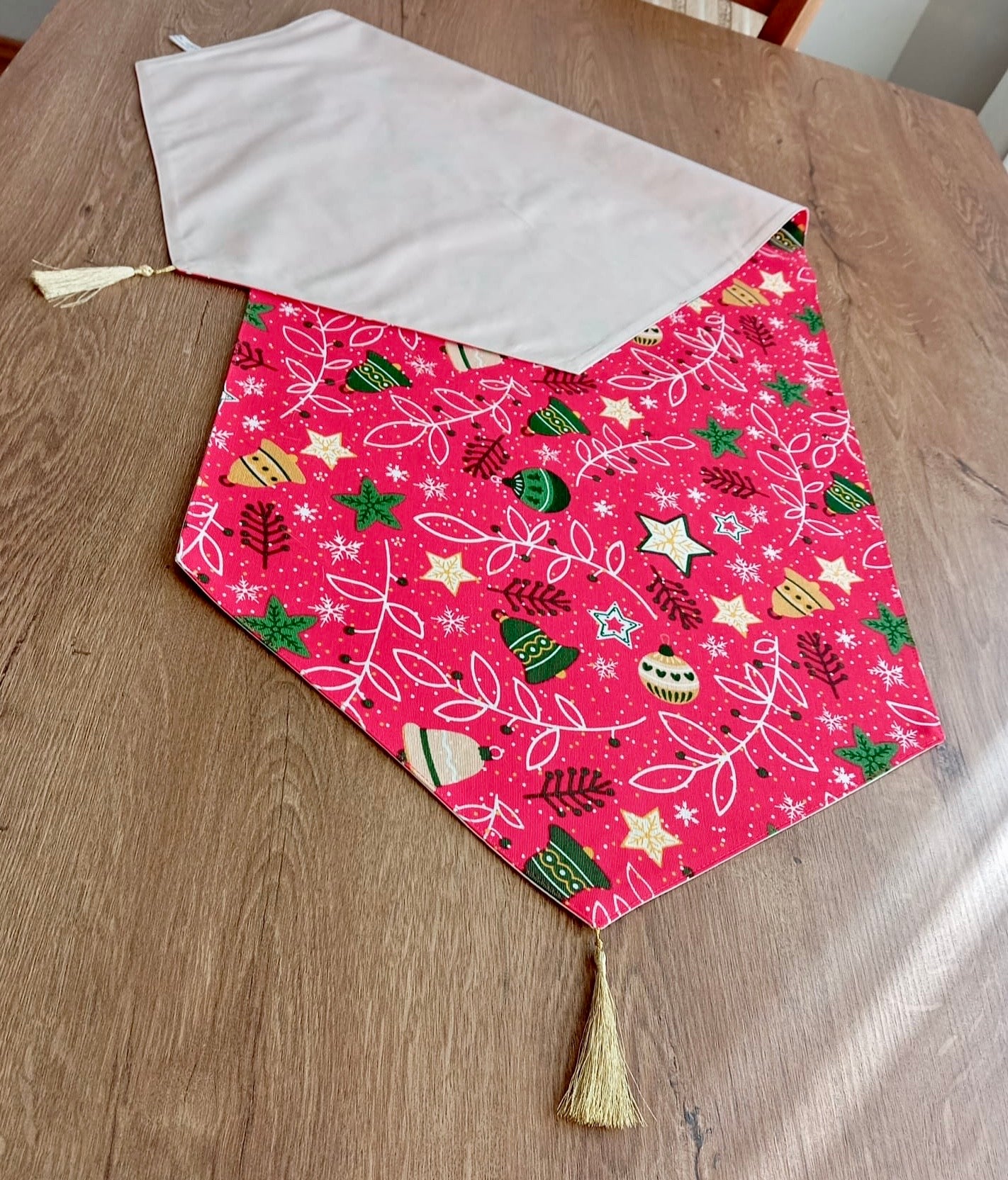 Yeni Yıl Sofraları İçin Şık ve Kaliteli Kırmızı Runner