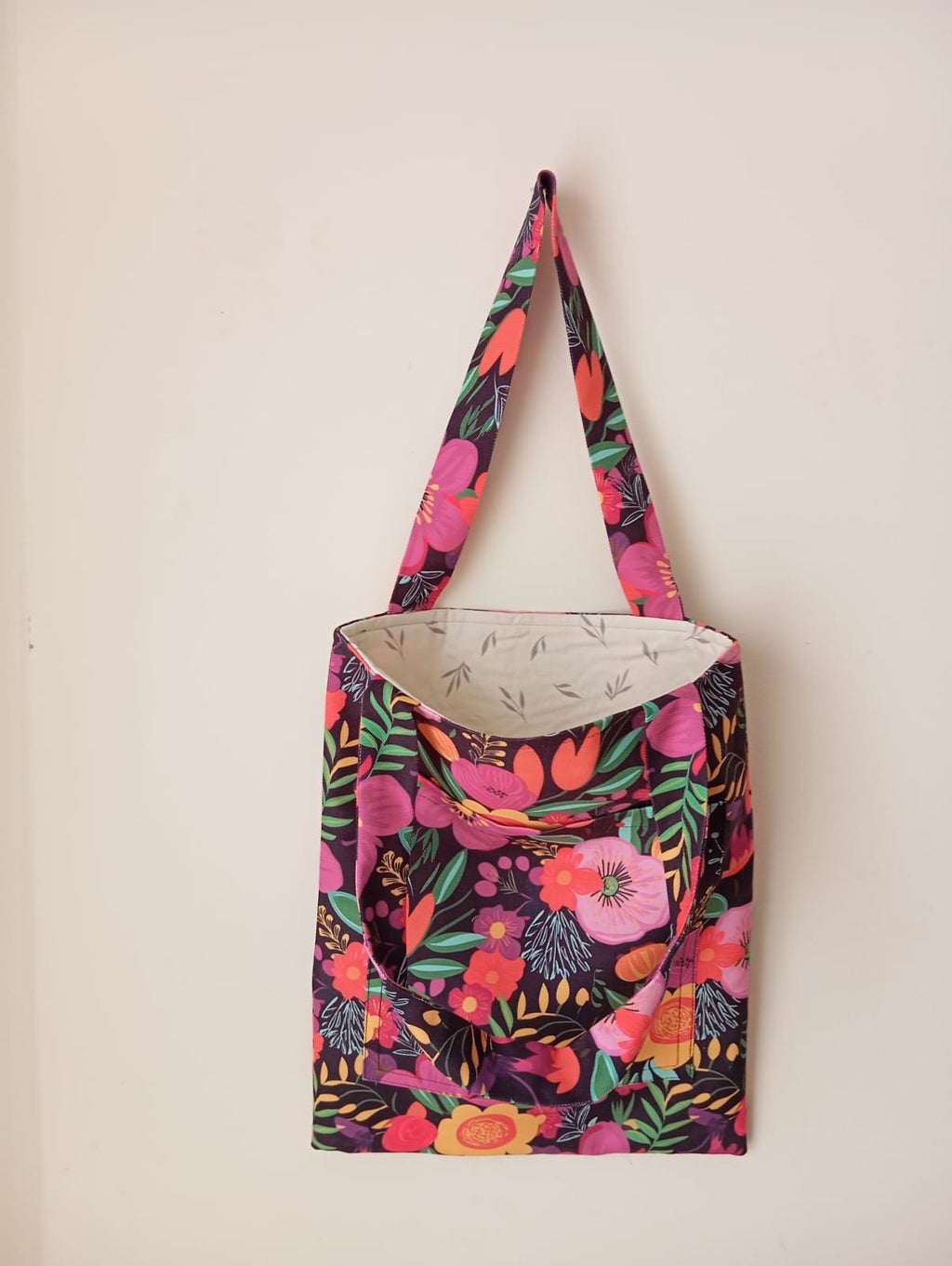 Renkli Çiçek Bahçesi Desenli Ön Cepli Tote Çanta - El Yapımı Günlük Omuz Çantası