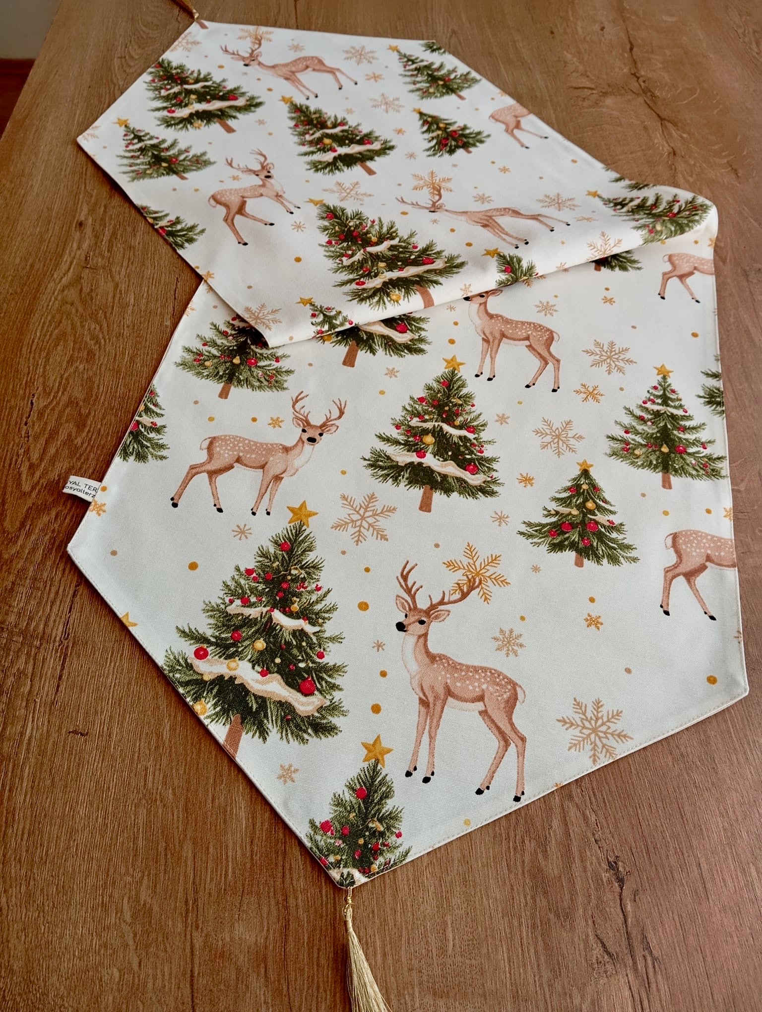Yılbaşı Temalı Geyik ve Çam Ağacı Desenli Püsküllü Runner Masa Örtüsü