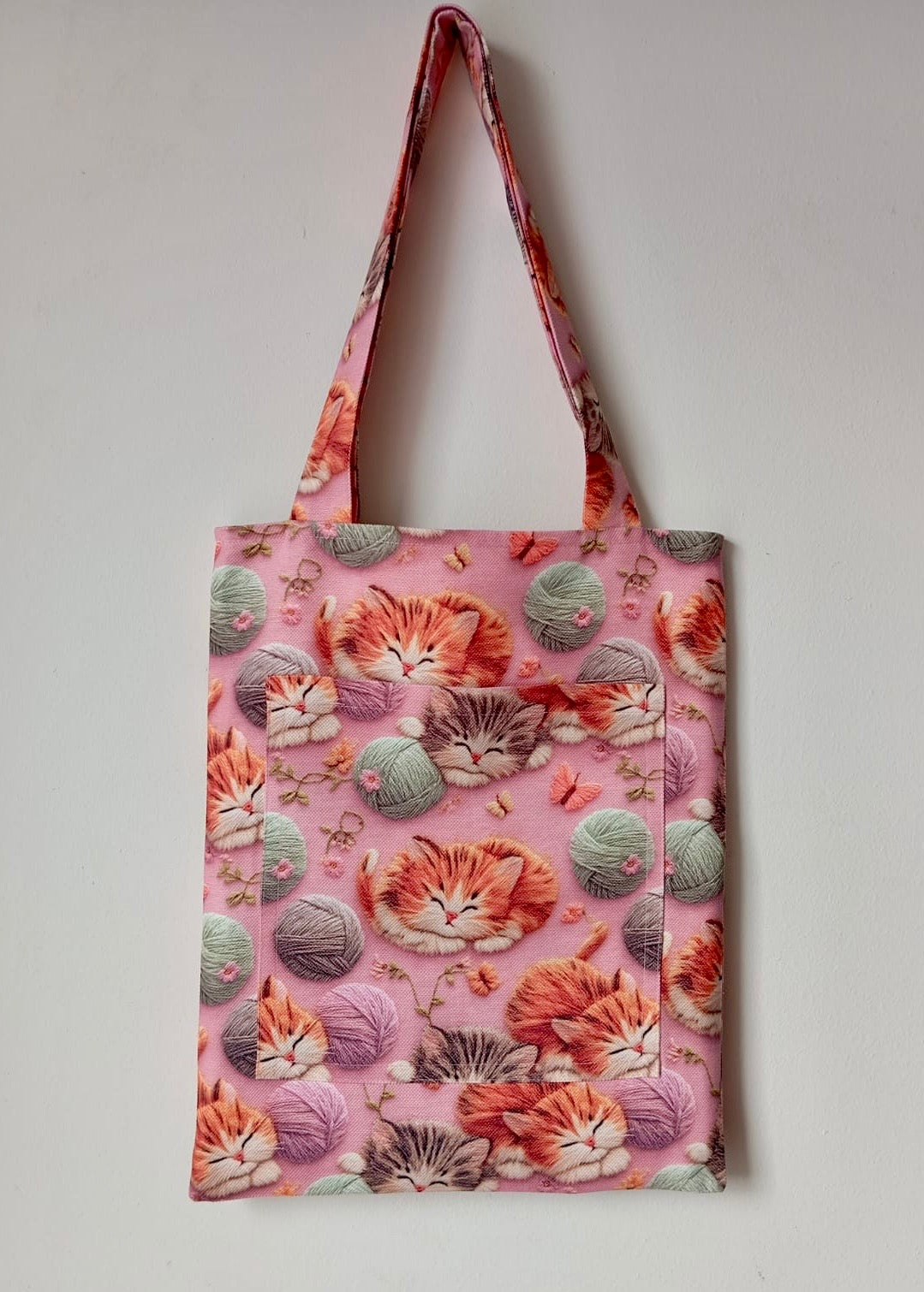 "Uykucu Kediler" Serisi: 3D Görünümlü & Elyaf Dolgulu El Yapımı Tote Çanta (Ön Cepli)