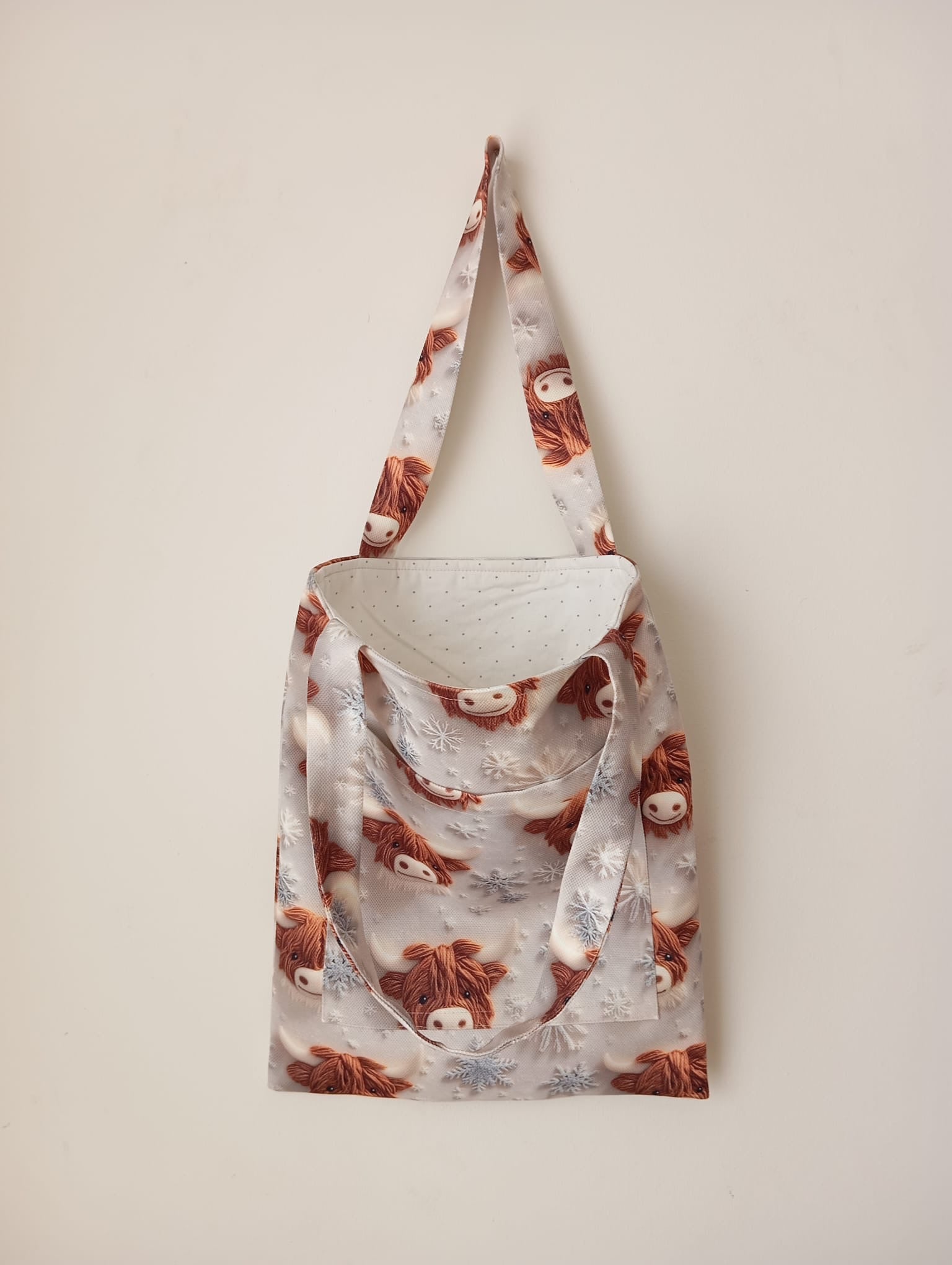 Sevimli İskoç İneği ve Kar Tanesi Desenli Cepli Bez Çanta