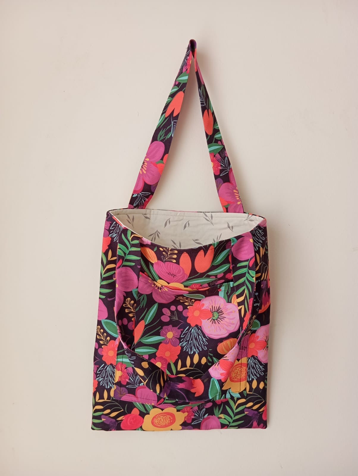 Renkli Çiçek Bahçesi Desenli Ön Cepli Tote Çanta - El Yapımı Günlük Omuz Çantası
