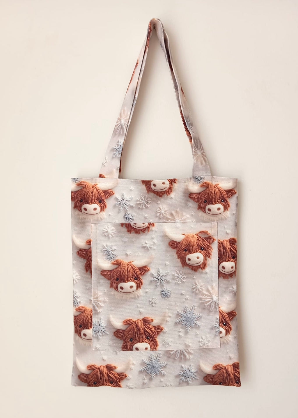 Sevimli İskoç İneği ve Kar Tanesi Desenli Cepli Bez Çanta
