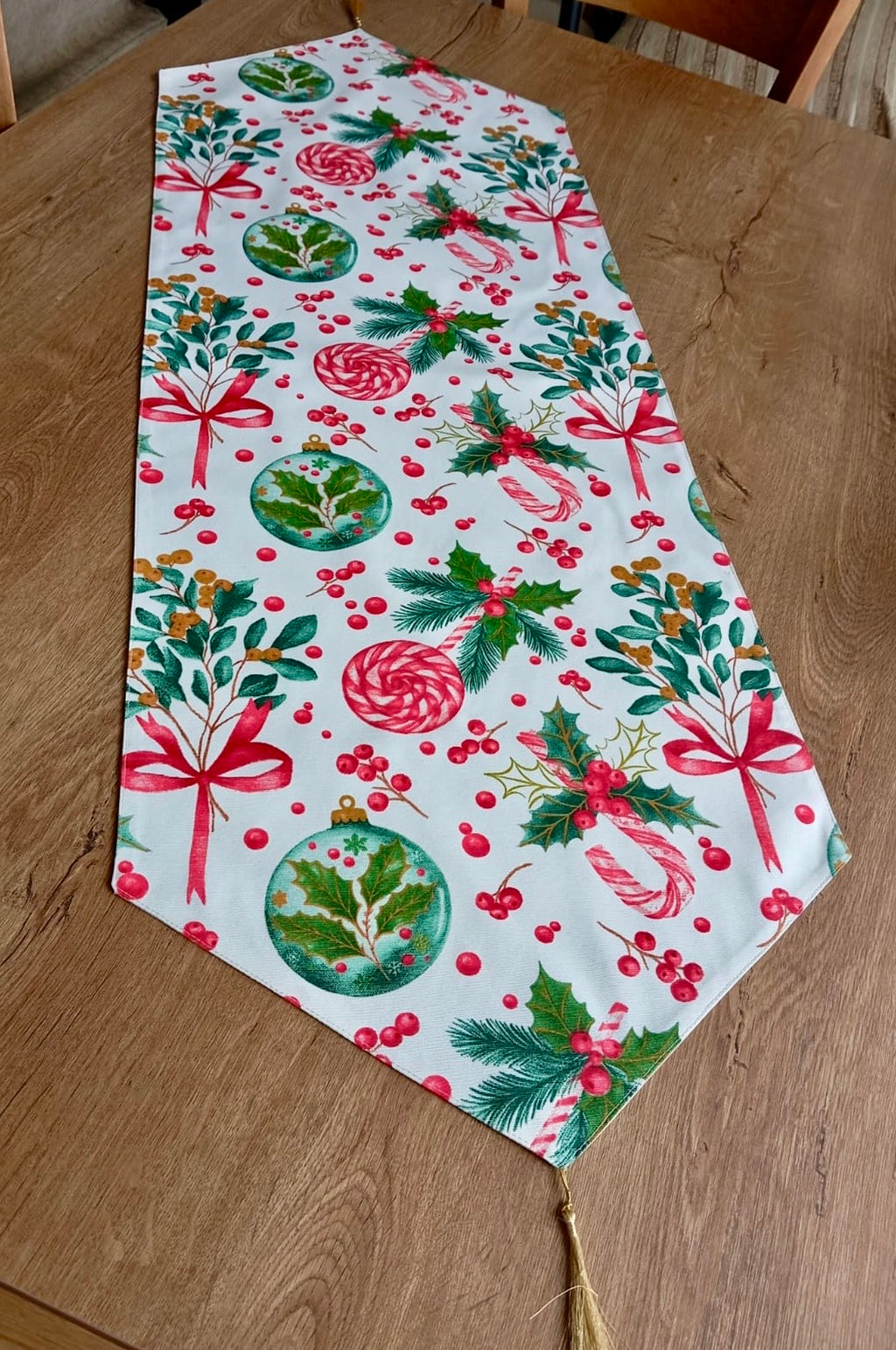 "Yılbaşı Büyüsü" El Yapımı Masa Runnerı - Baston Şeker & Kozalak Desenli, Altın Püsküllü