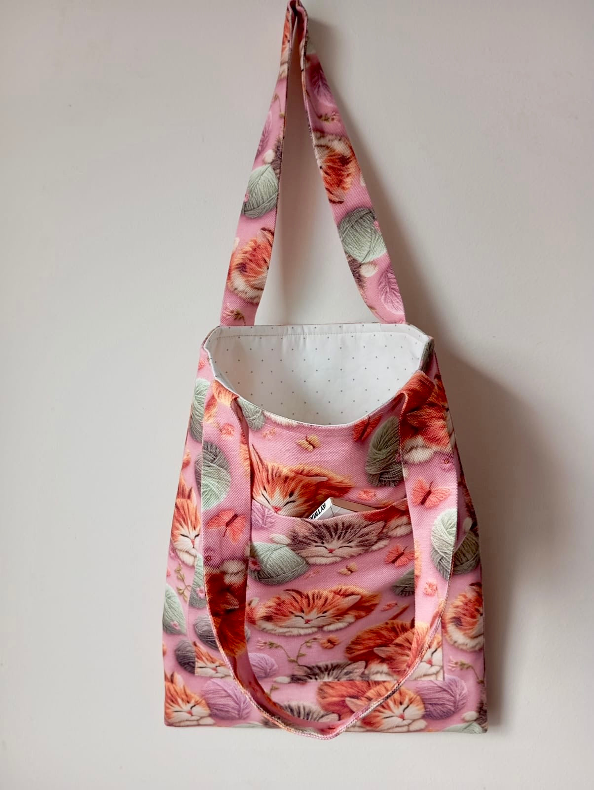 "Uykucu Kediler" Serisi: 3D Görünümlü & Elyaf Dolgulu El Yapımı Tote Çanta (Ön Cepli)