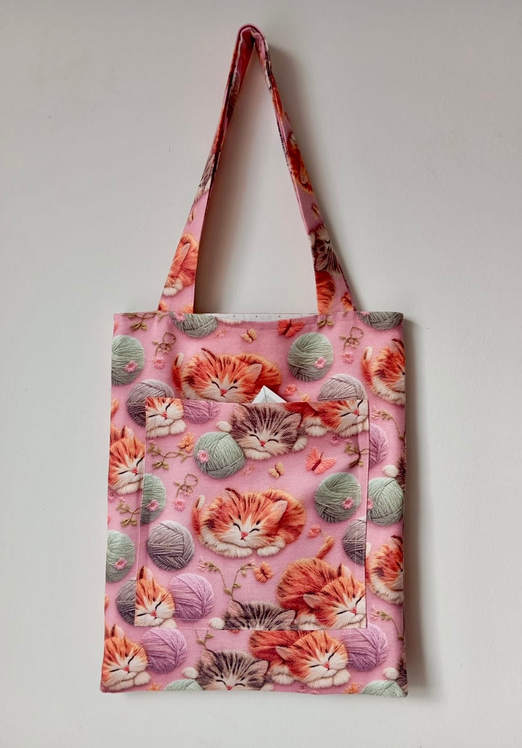 "Uykucu Kediler" Serisi: 3D Görünümlü & Elyaf Dolgulu El Yapımı Tote Çanta (Ön Cepli)