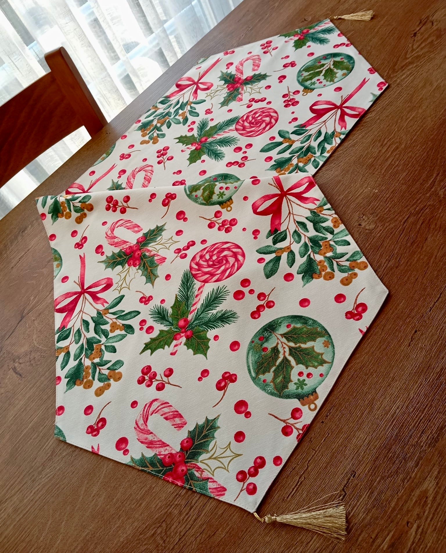 "Yılbaşı Büyüsü" El Yapımı Masa Runnerı - Baston Şeker & Kozalak Desenli, Altın Püsküllü