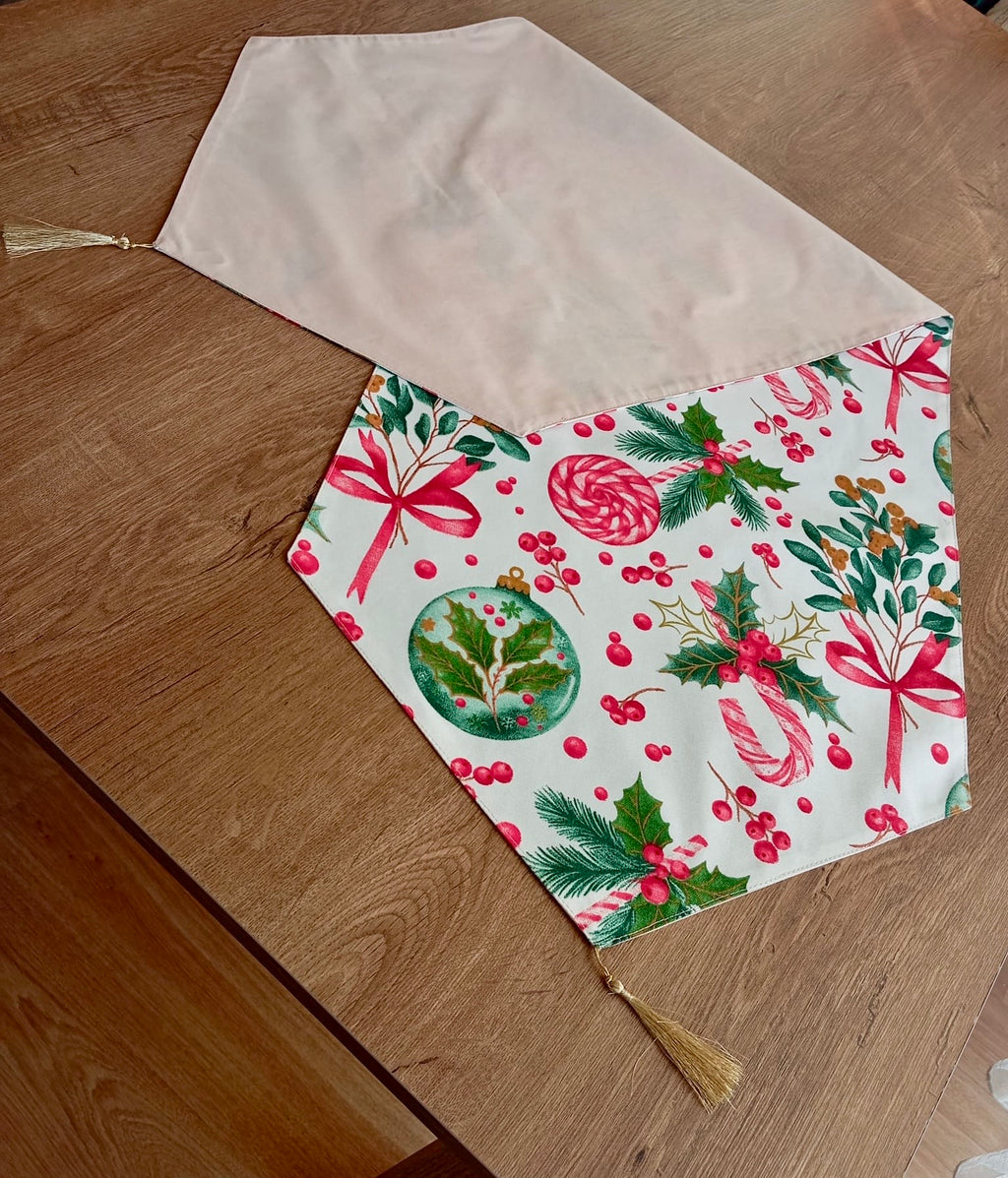 "Yılbaşı Büyüsü" El Yapımı Masa Runnerı - Baston Şeker & Kozalak Desenli, Altın Püsküllü