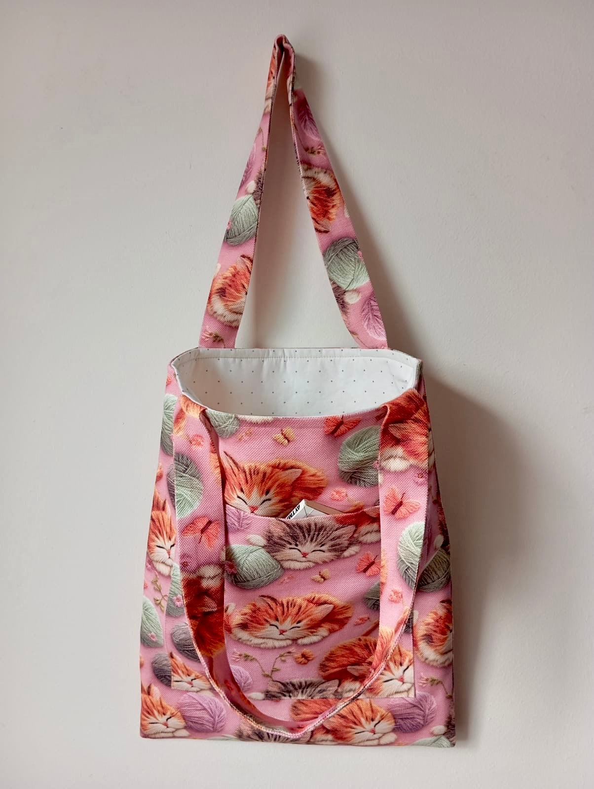 "Uykucu Kediler" Serisi: 3D Görünümlü & Elyaf Dolgulu El Yapımı Tote Çanta (Ön Cepli)