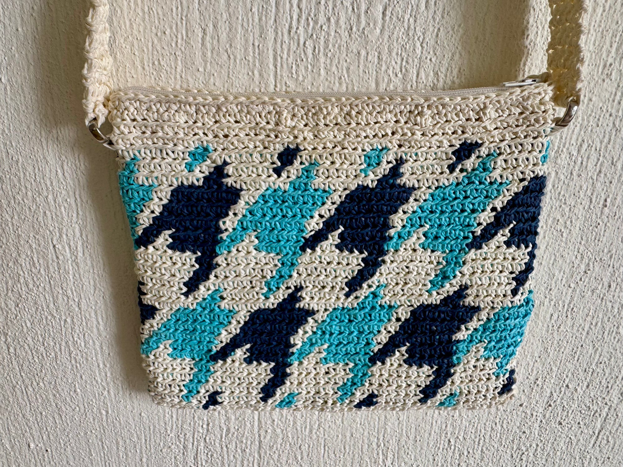 Ekru/Lacivert/Turkuaz - El Yapımı Wayuu Örgü Çanta - Kağıt İpten Astarlı & Cepli, Fermuarlı, Özel Tasarım Çapraz Çanta
