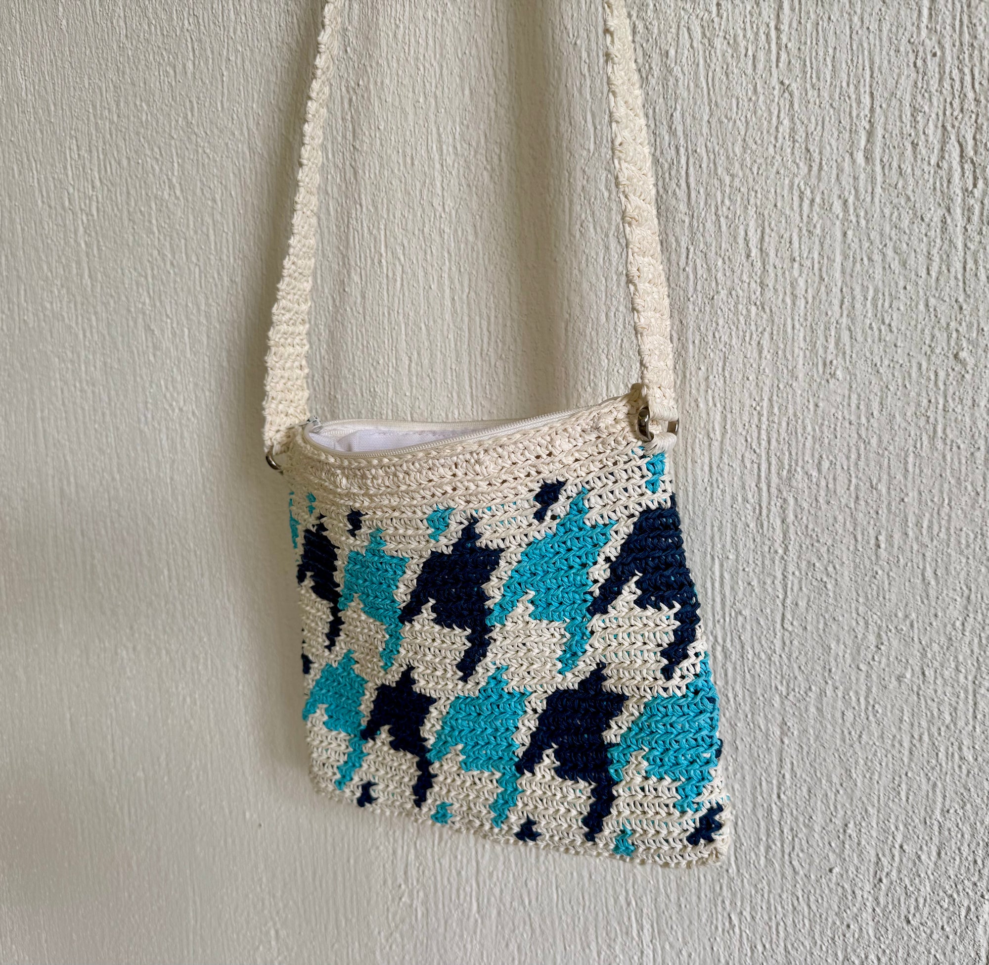 Ekru/Lacivert/Turkuaz - El Yapımı Wayuu Örgü Çanta - Kağıt İpten Astarlı & Cepli, Fermuarlı, Özel Tasarım Çapraz Çanta