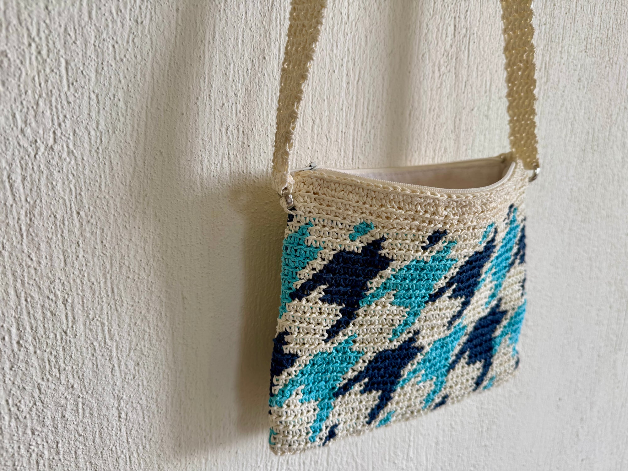 Ekru/Lacivert/Turkuaz - El Yapımı Wayuu Örgü Çanta - Kağıt İpten Astarlı & Cepli, Fermuarlı, Özel Tasarım Çapraz Çanta