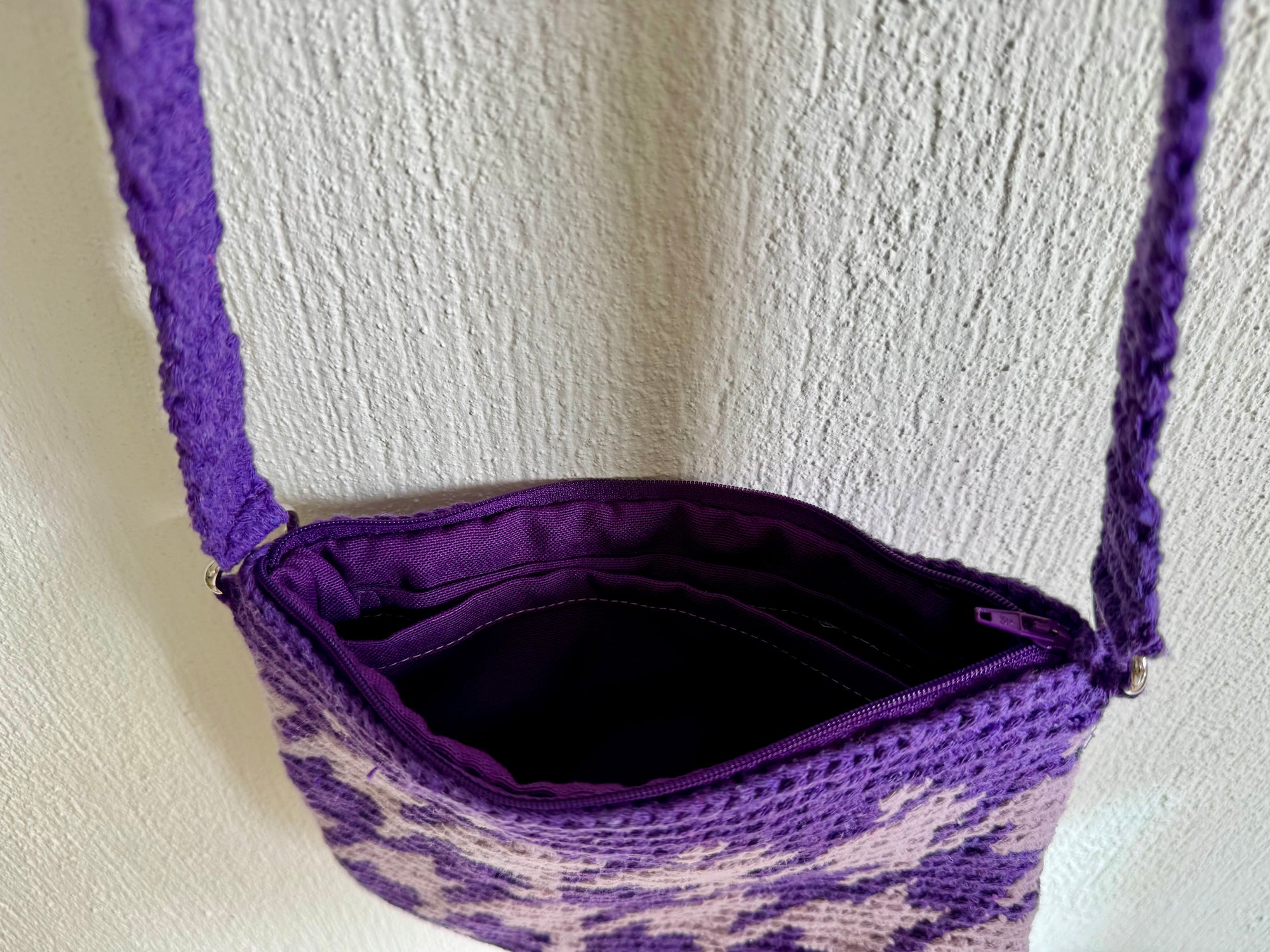 El Yapımı Wayuu Örgü Çanta - Astarlı & Cepli, Fermuarlı, Özel Tasarım Çapraz Mor Çanta