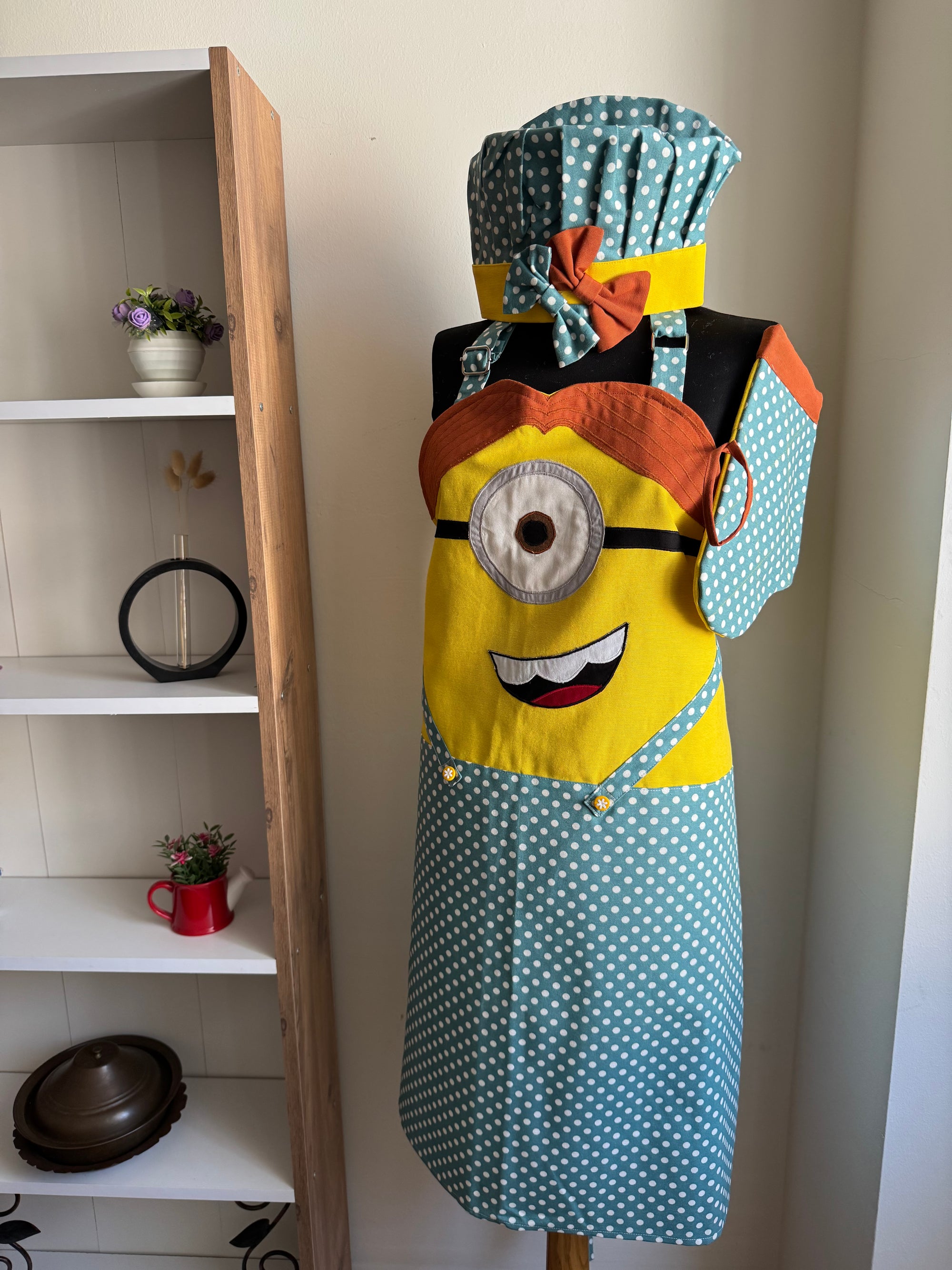 El Yapımı Puantiyeli ve Fiyonklu Sevimli Minion Mutfak Önlüğü Seti