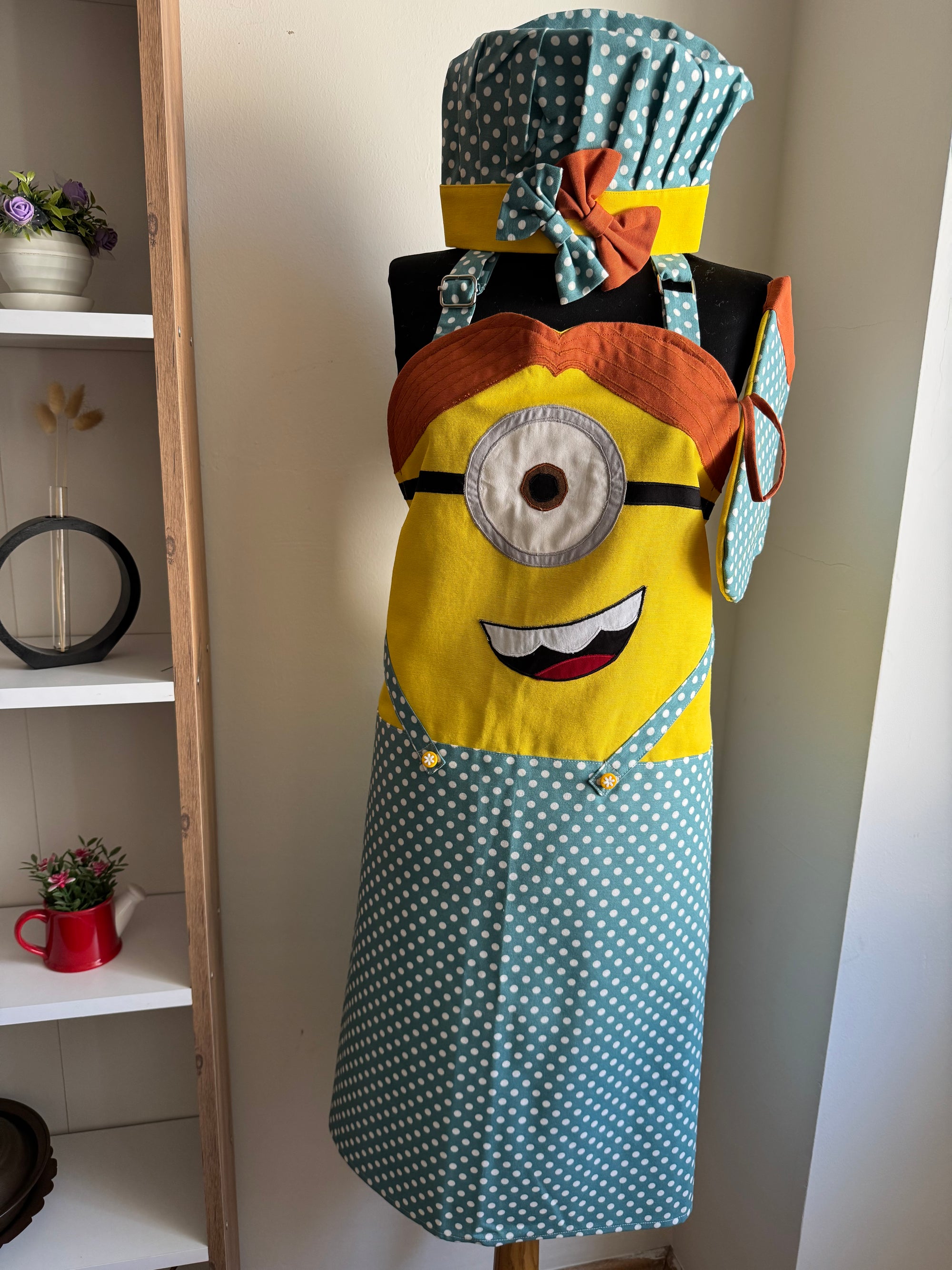 El Yapımı Puantiyeli ve Fiyonklu Sevimli Minion Mutfak Önlüğü Seti