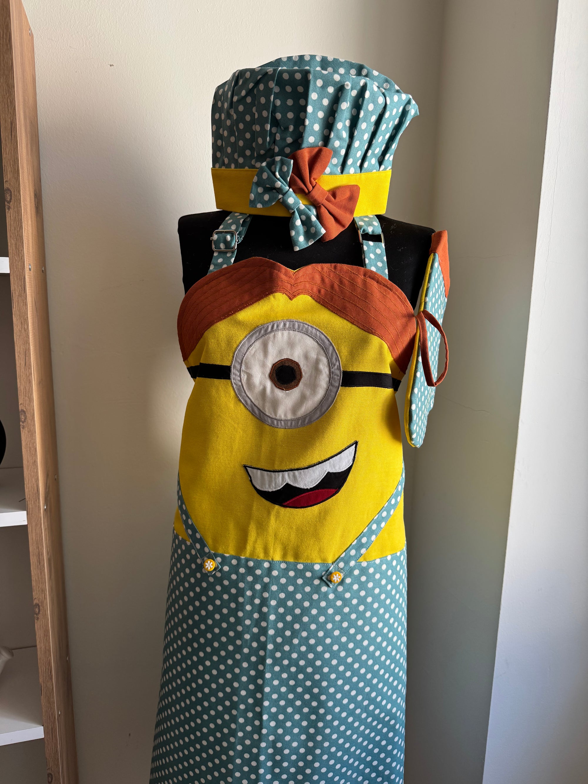 El Yapımı Puantiyeli ve Fiyonklu Sevimli Minion Mutfak Önlüğü Seti
