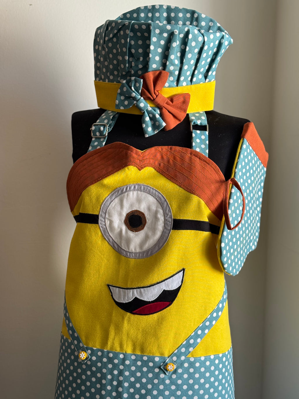El Yapımı Puantiyeli ve Fiyonklu Sevimli Minion Mutfak Önlüğü Seti