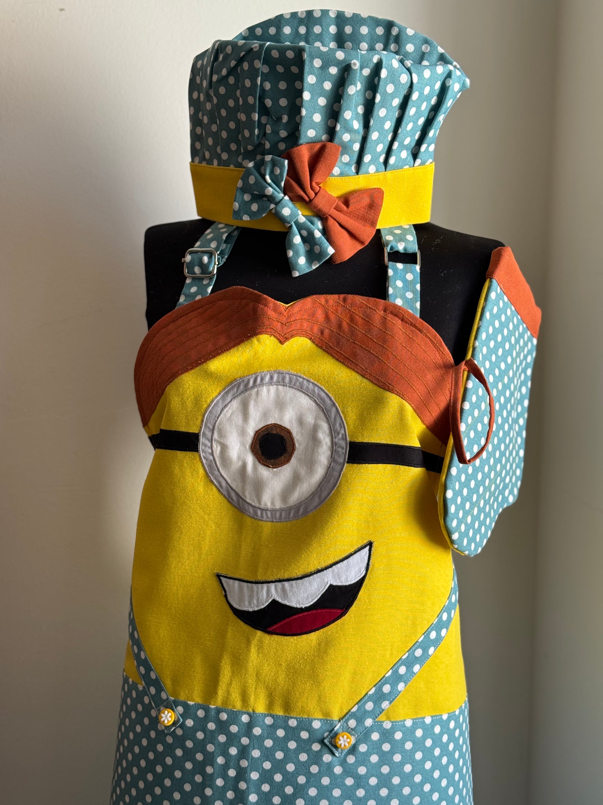 El Yapımı Puantiyeli ve Fiyonklu Sevimli Minion Mutfak Önlüğü Seti
