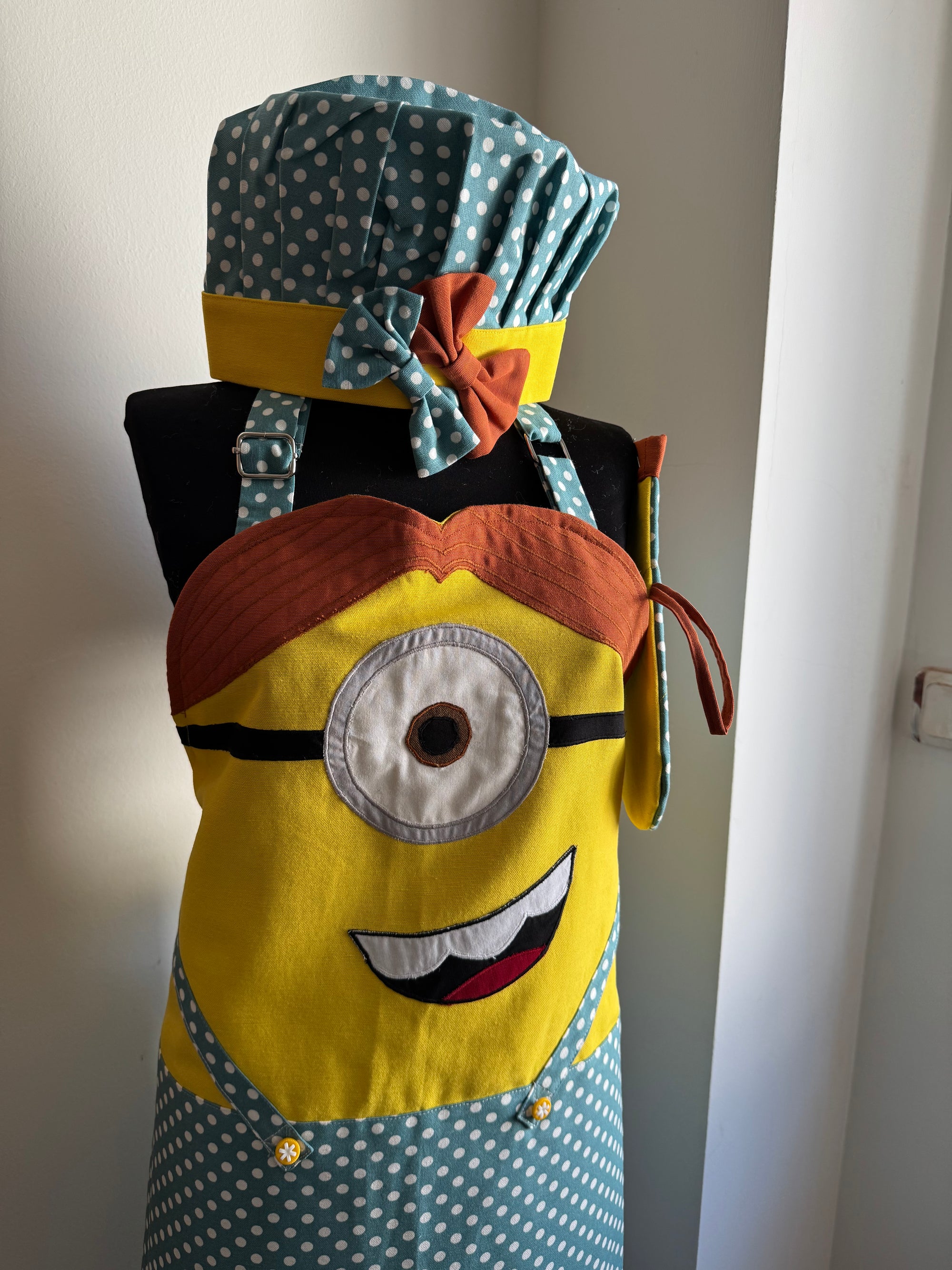 El Yapımı Puantiyeli ve Fiyonklu Sevimli Minion Mutfak Önlüğü Seti