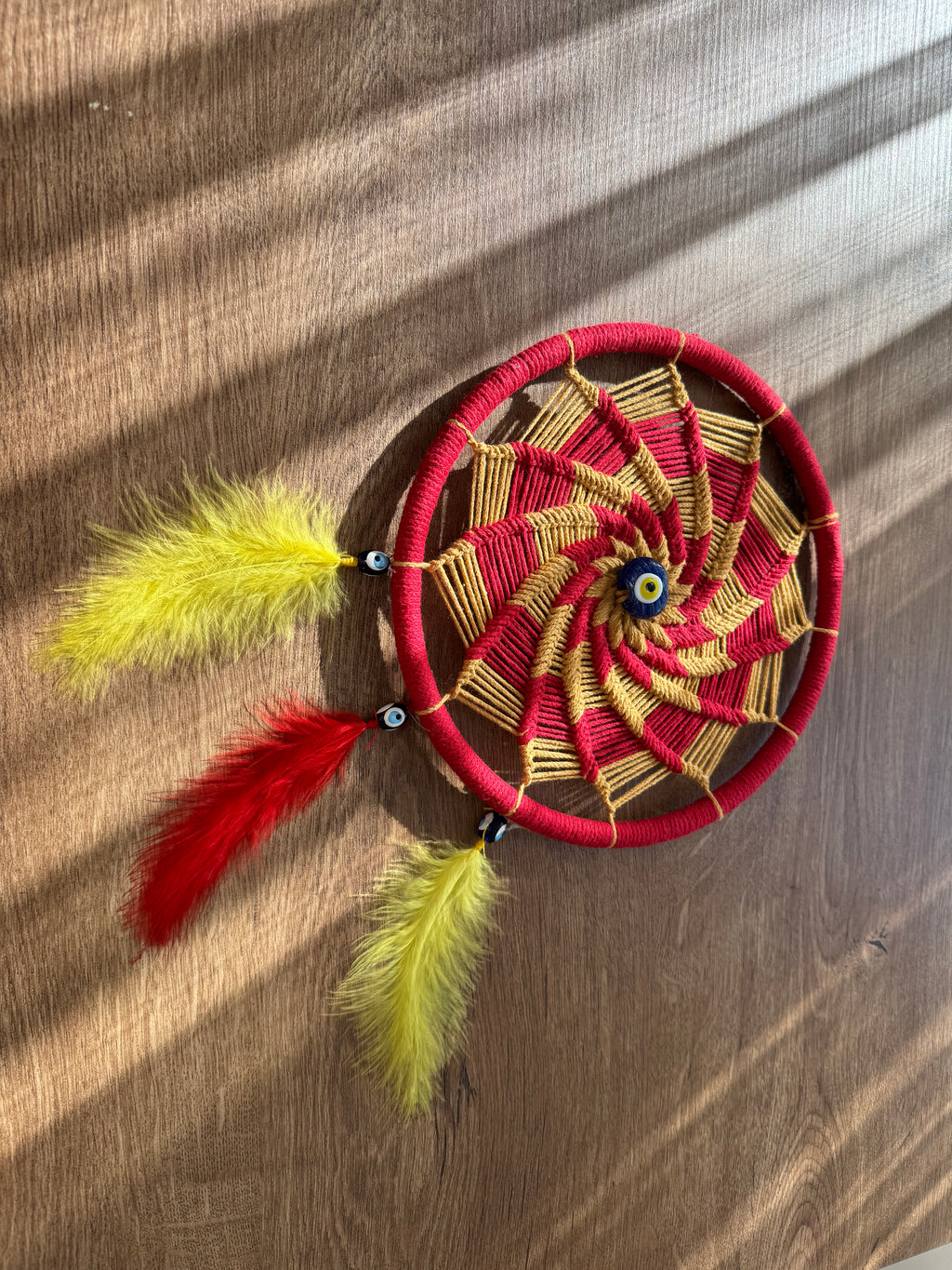 Sarı Kırmızı Galatasaray Tutkusu: Nazar Boncuklu Taraftar Rüya Kapanı - El Yapımı Duvar Dekoru (22 cm)