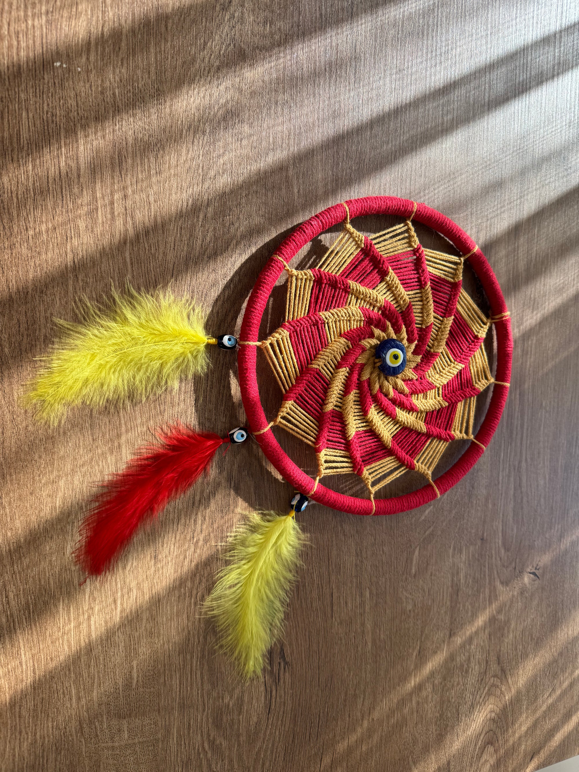 Sarı Kırmızı Galatasaray Tutkusu: Nazar Boncuklu Taraftar Rüya Kapanı - El Yapımı Duvar Dekoru (22 cm)