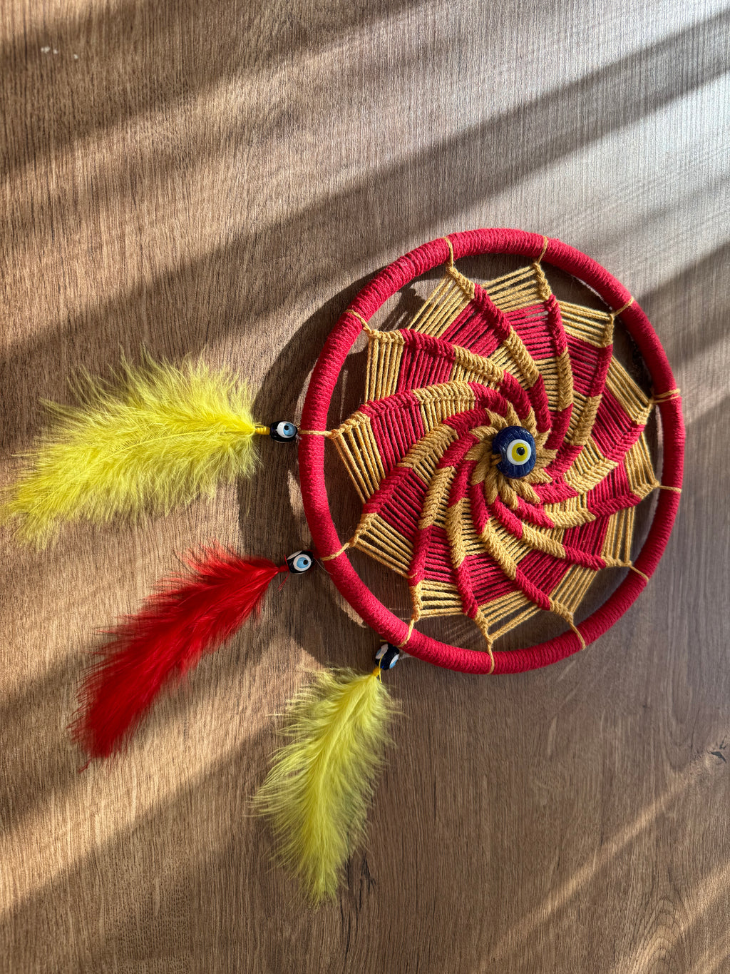 Sarı Kırmızı Galatasaray Tutkusu: Nazar Boncuklu Taraftar Rüya Kapanı - El Yapımı Duvar Dekoru (22 cm)