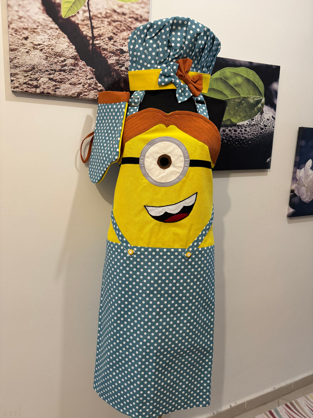 El Yapımı Puantiyeli ve Fiyonklu Sevimli Minion Mutfak Önlüğü Seti