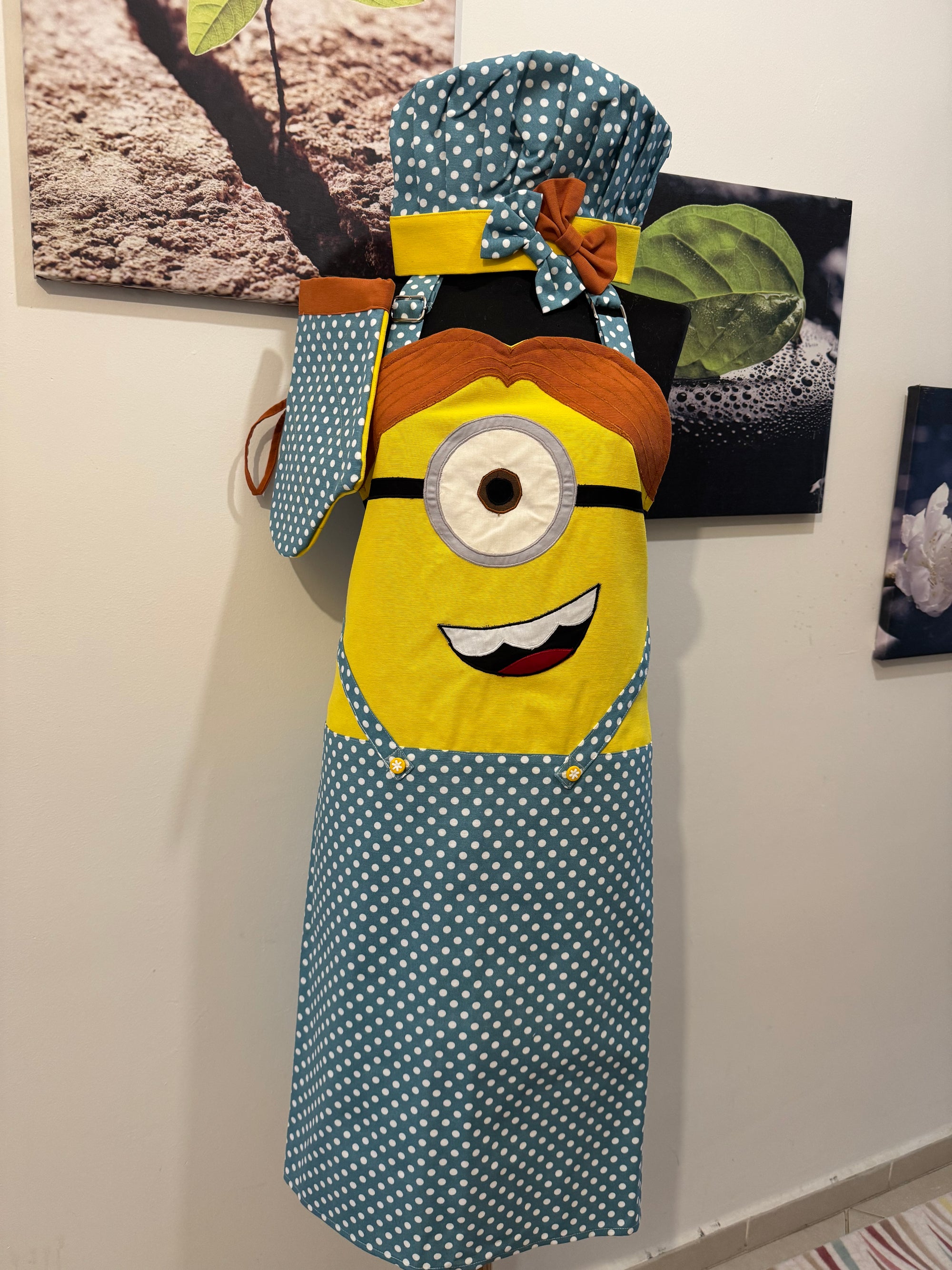 El Yapımı Puantiyeli ve Fiyonklu Sevimli Minion Mutfak Önlüğü Seti
