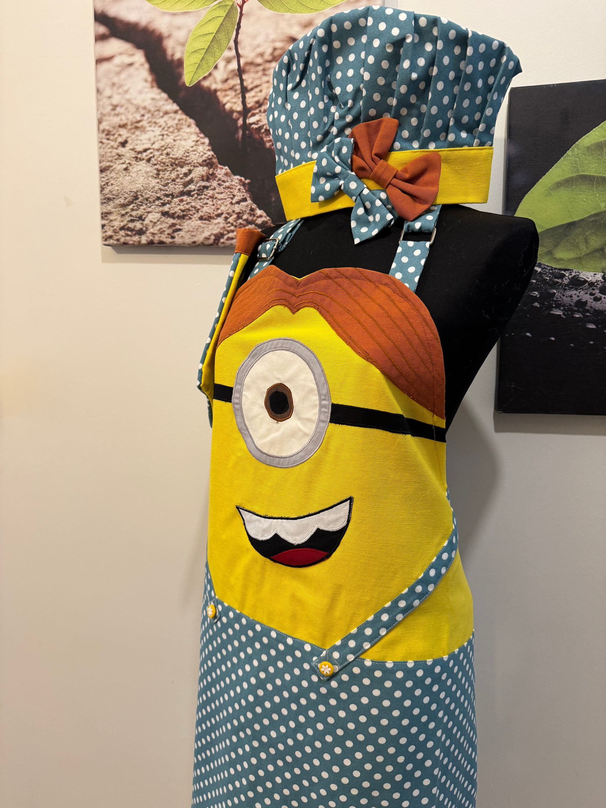 El Yapımı Puantiyeli ve Fiyonklu Sevimli Minion Mutfak Önlüğü Seti