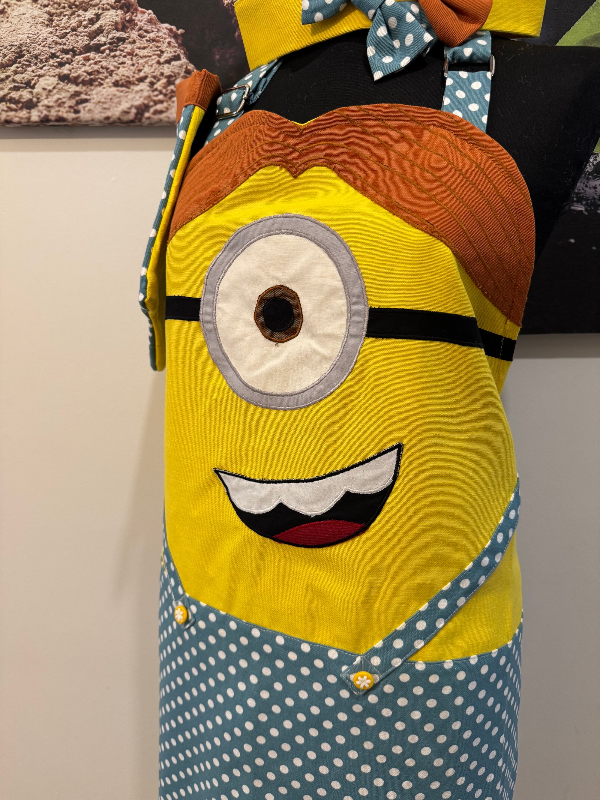El Yapımı Puantiyeli ve Fiyonklu Sevimli Minion Mutfak Önlüğü Seti