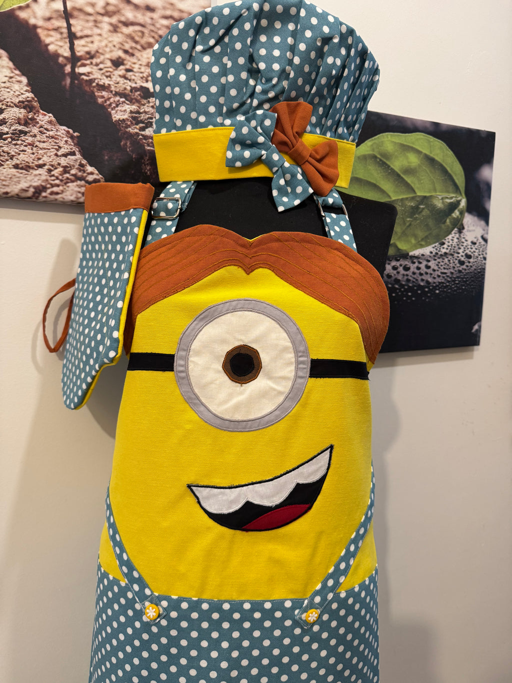 El Yapımı Puantiyeli ve Fiyonklu Sevimli Minion Mutfak Önlüğü Seti