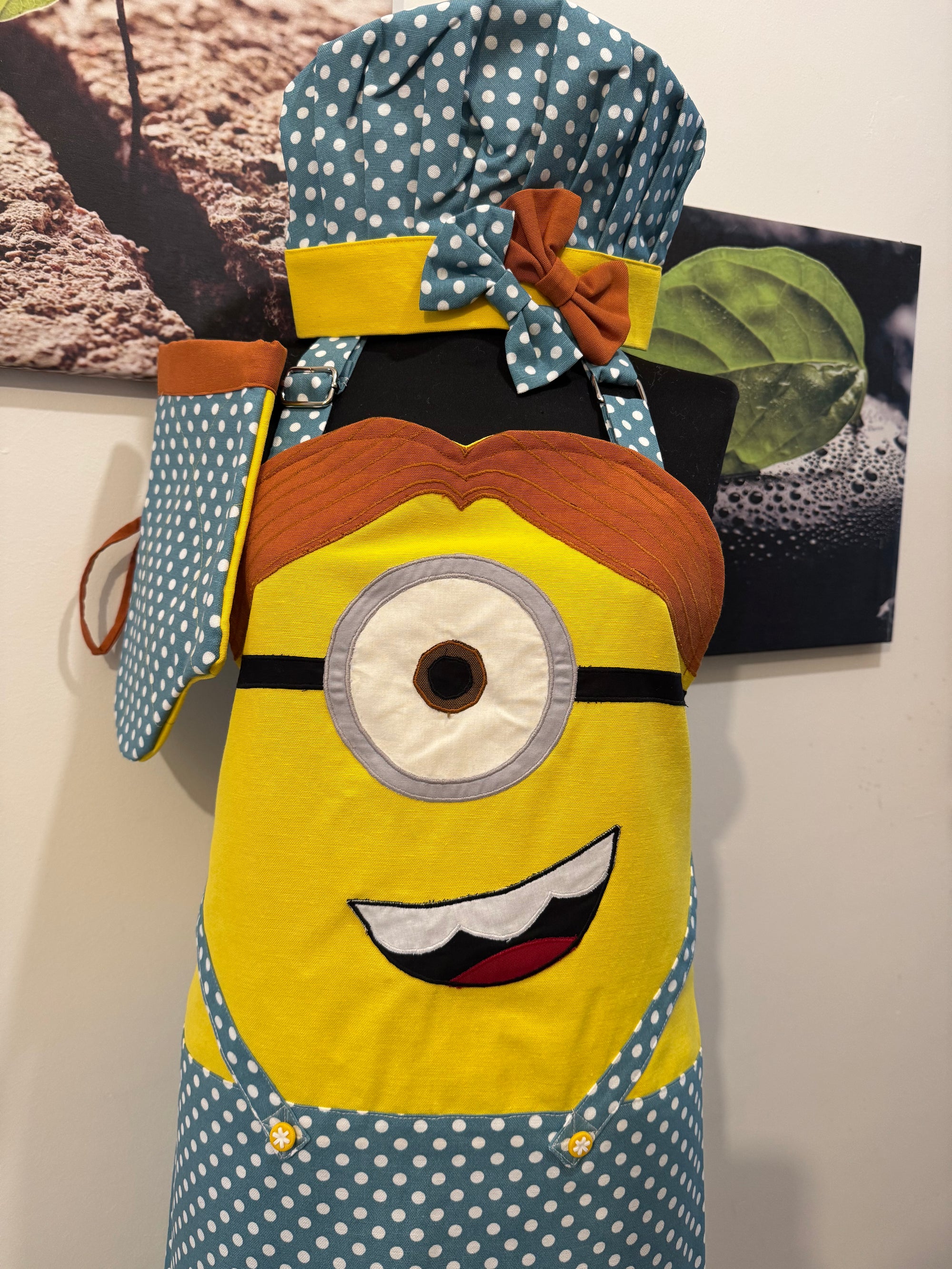 El Yapımı Puantiyeli ve Fiyonklu Sevimli Minion Mutfak Önlüğü Seti