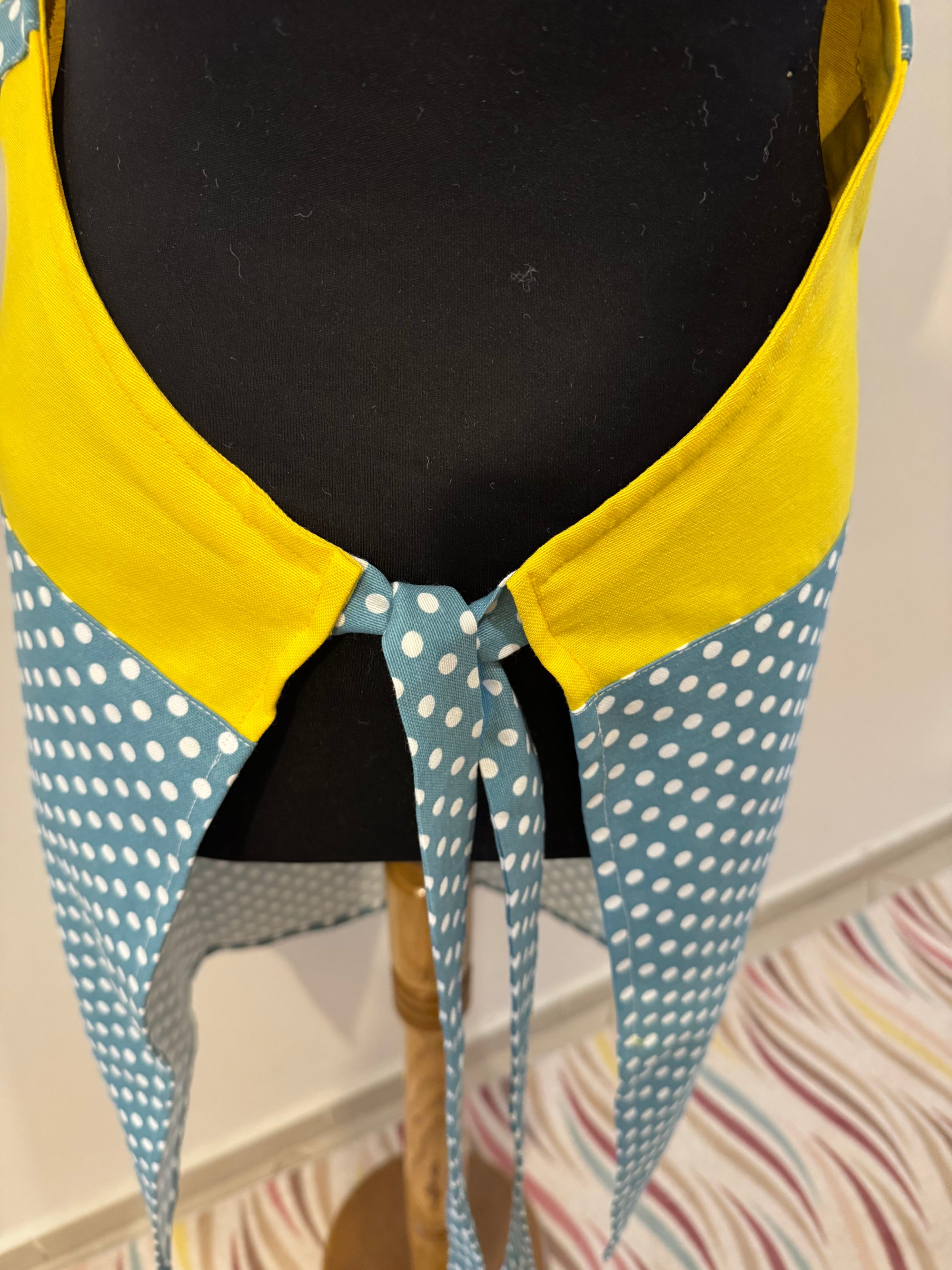 El Yapımı Puantiyeli ve Fiyonklu Sevimli Minion Mutfak Önlüğü Seti