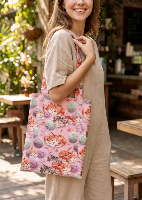 "Uykucu Kediler" Serisi: 3D Görünümlü & Elyaf Dolgulu El Yapımı Tote Çanta (Ön Cepli)