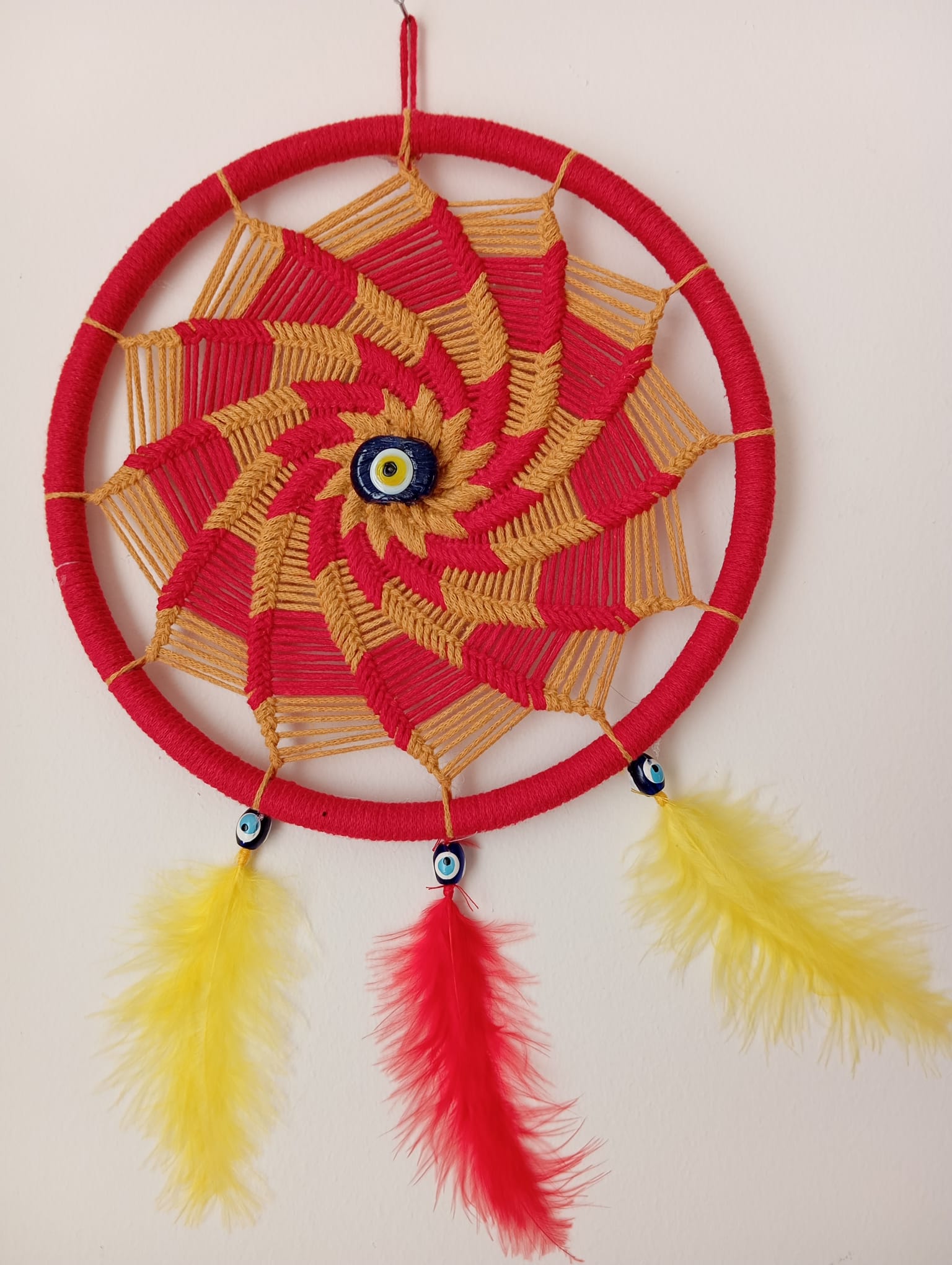 Sarı Kırmızı Galatasaray Tutkusu: Nazar Boncuklu Taraftar Rüya Kapanı - El Yapımı Duvar Dekoru (22 cm)