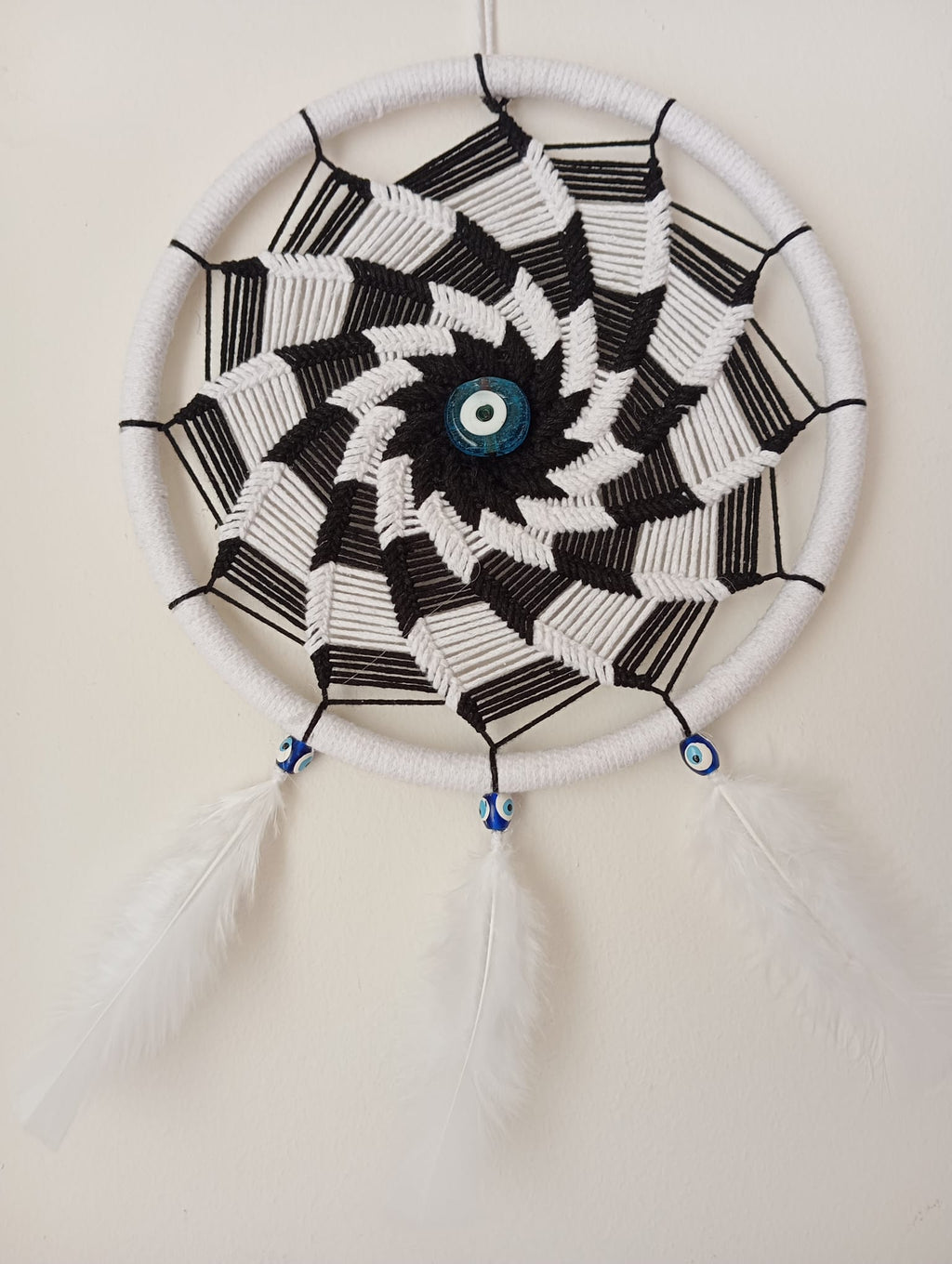 Siyah Beyaz Beşiktaş Tutkusu: Nazar Boncuklu Taraftar Rüya Kapanı - El Yapımı Duvar Dekoru (22 cm)