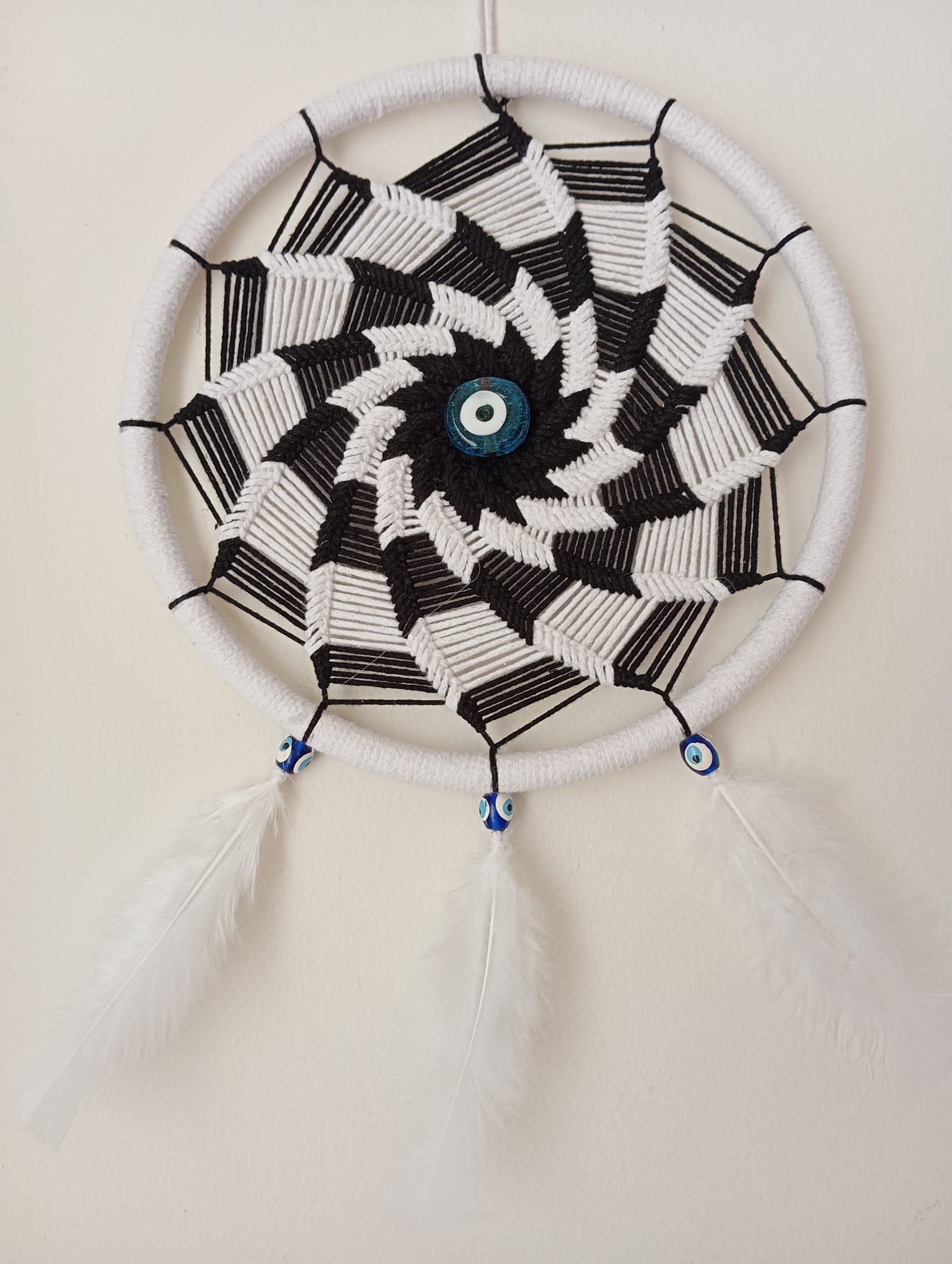 Siyah Beyaz Beşiktaş Tutkusu: Nazar Boncuklu Taraftar Rüya Kapanı - El Yapımı Duvar Dekoru (22 cm)