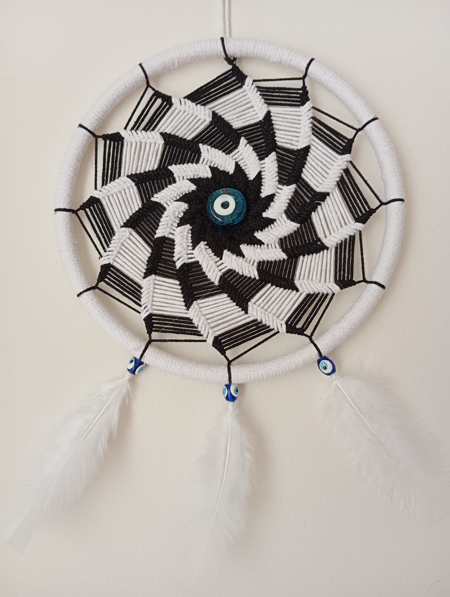 Siyah Beyaz Beşiktaş Tutkusu: Nazar Boncuklu Taraftar Rüya Kapanı - El Yapımı Duvar Dekoru (22 cm)