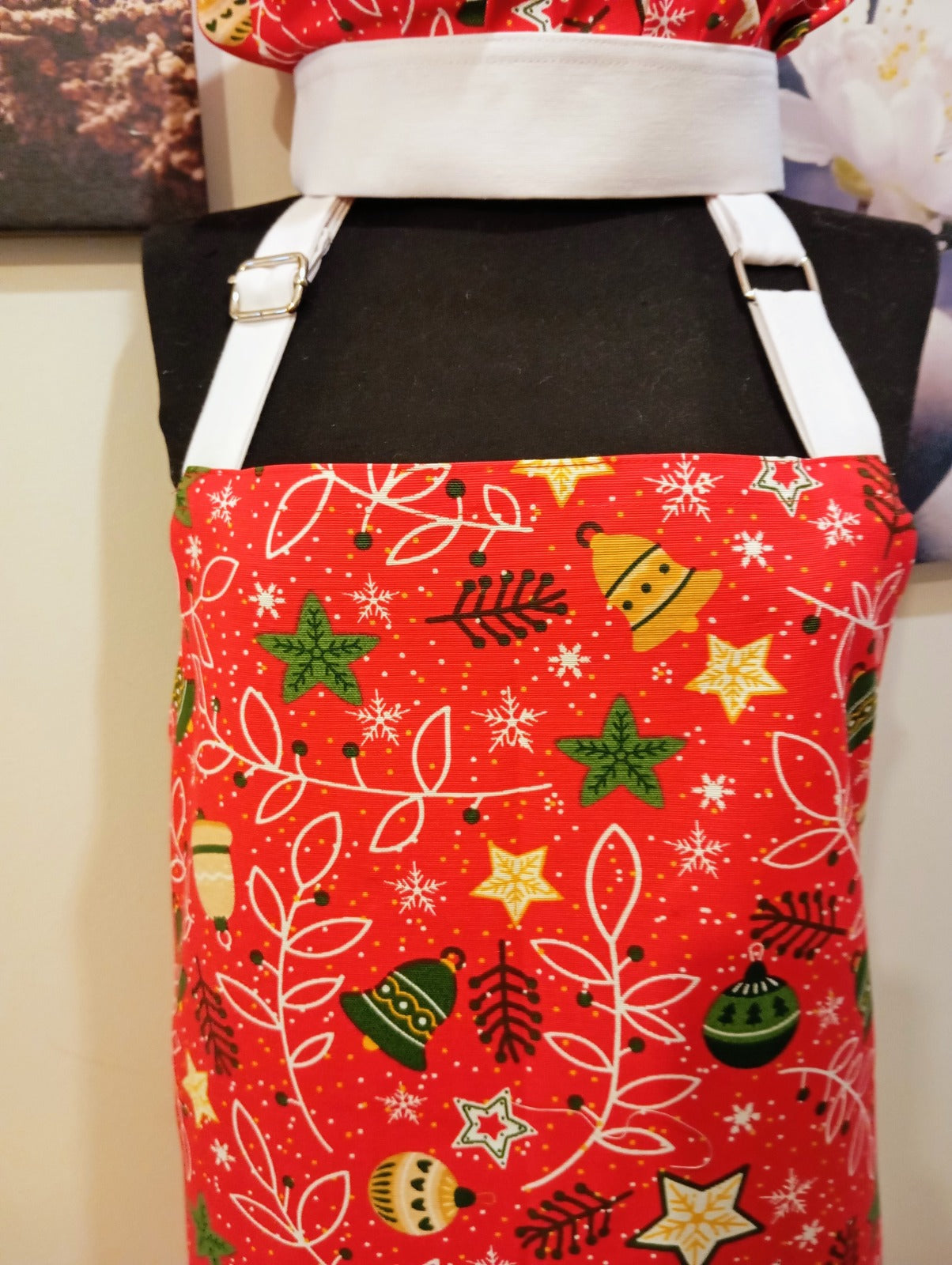 Yılbaşı Temalı Kırmızı Mutfak Önlüğü ve Şef Şapkası Seti - Yeni Yıl Serisi