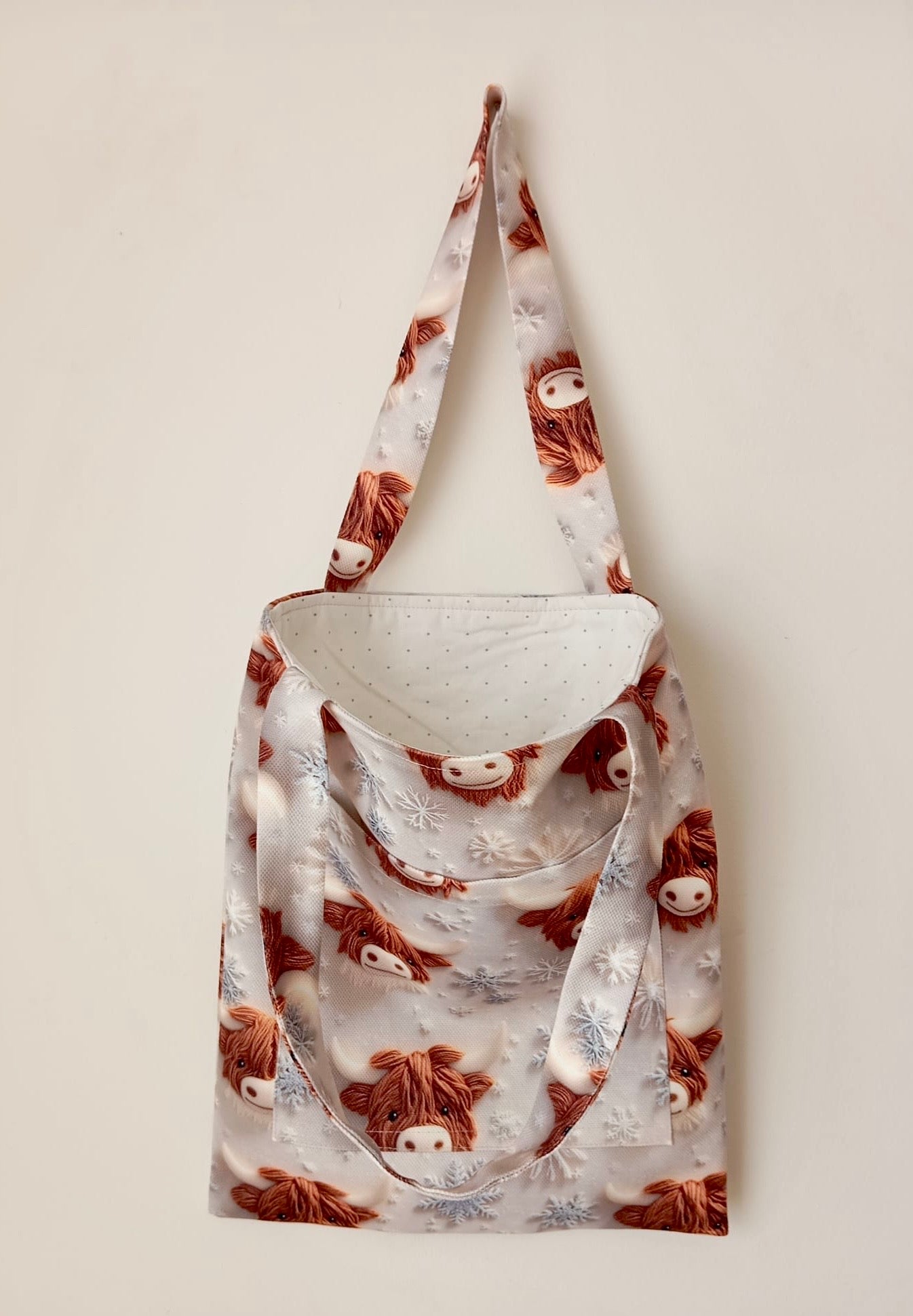 Sevimli İskoç İneği ve Kar Tanesi Desenli Cepli Bez Çanta