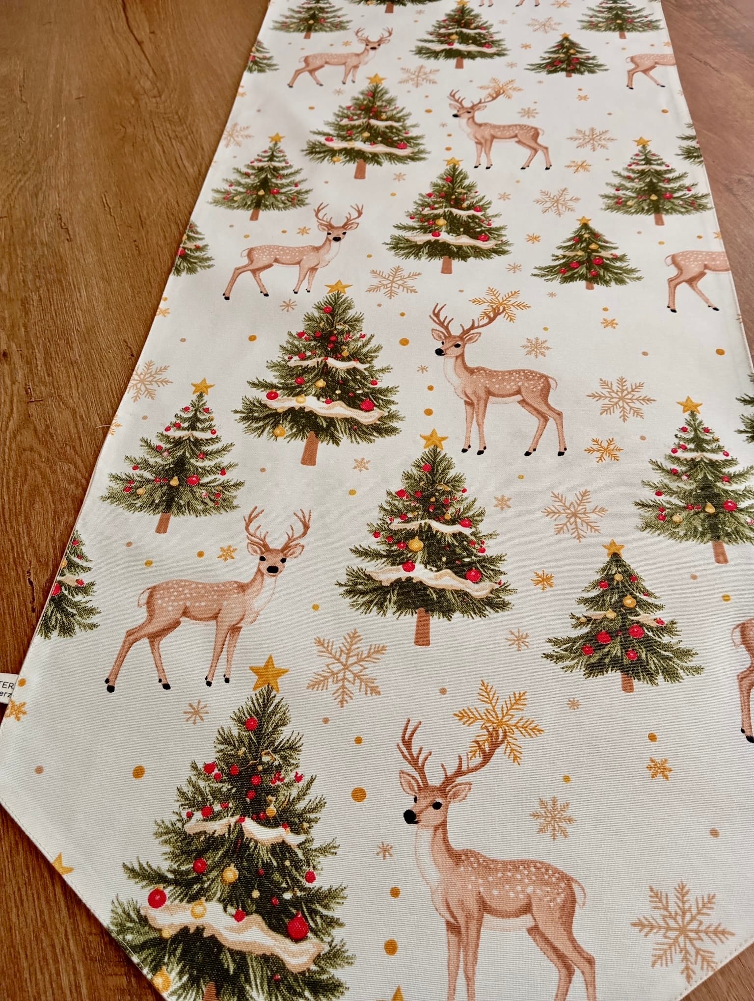 Yılbaşı Temalı Geyik ve Çam Ağacı Desenli Püsküllü Runner Masa Örtüsü