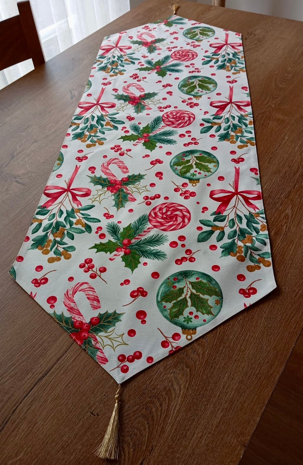 "Yılbaşı Büyüsü" El Yapımı Masa Runnerı - Baston Şeker & Kozalak Desenli, Altın Püsküllü
