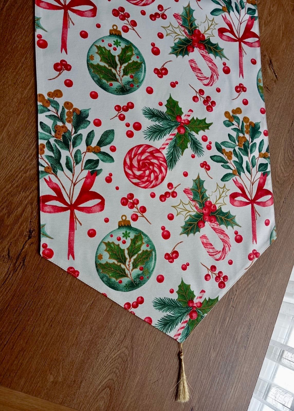 "Yılbaşı Büyüsü" El Yapımı Masa Runnerı - Baston Şeker & Kozalak Desenli, Altın Püsküllü