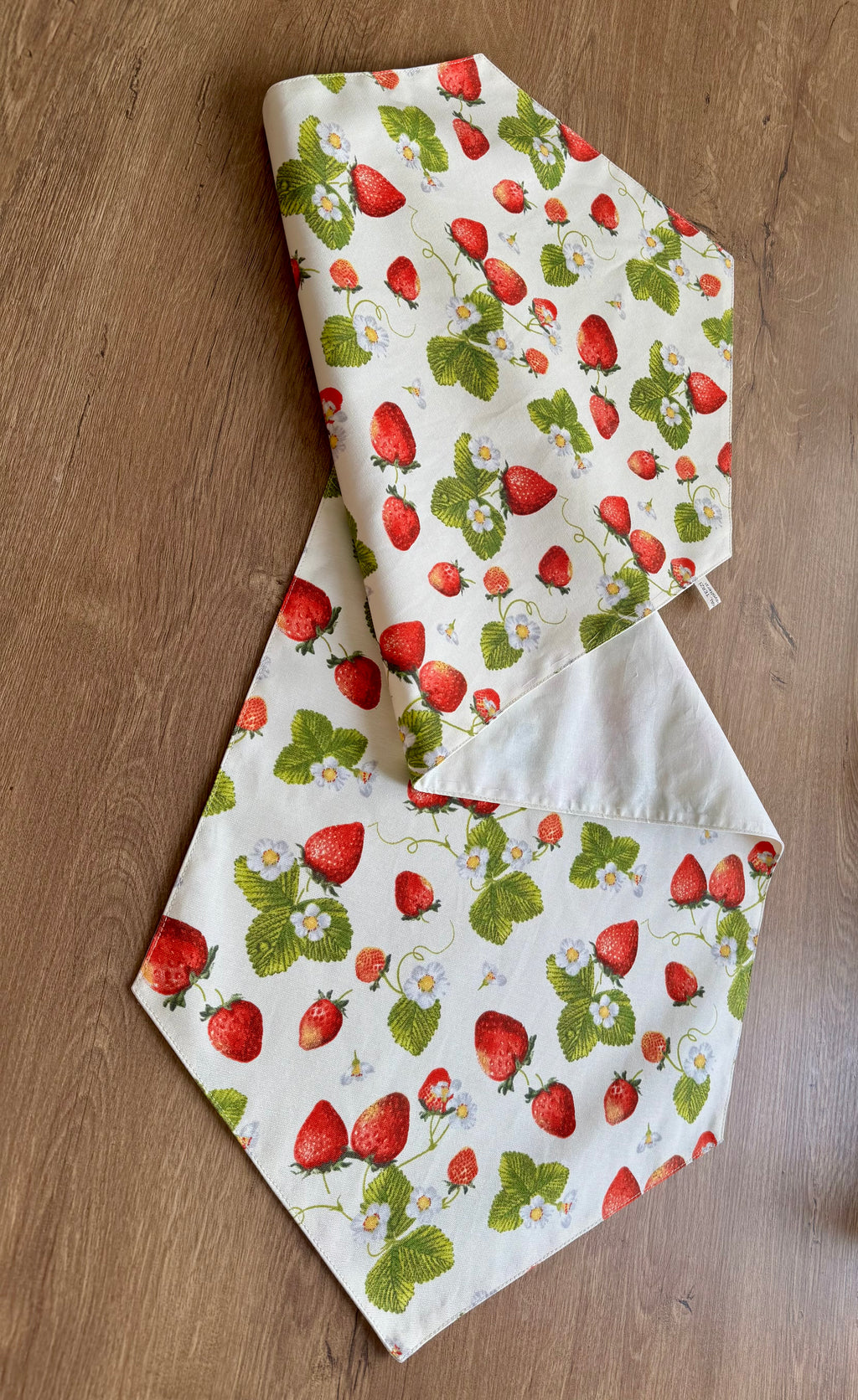 Çilek Desenli Runner - Modern ve Neşeli Masa Örtüsü