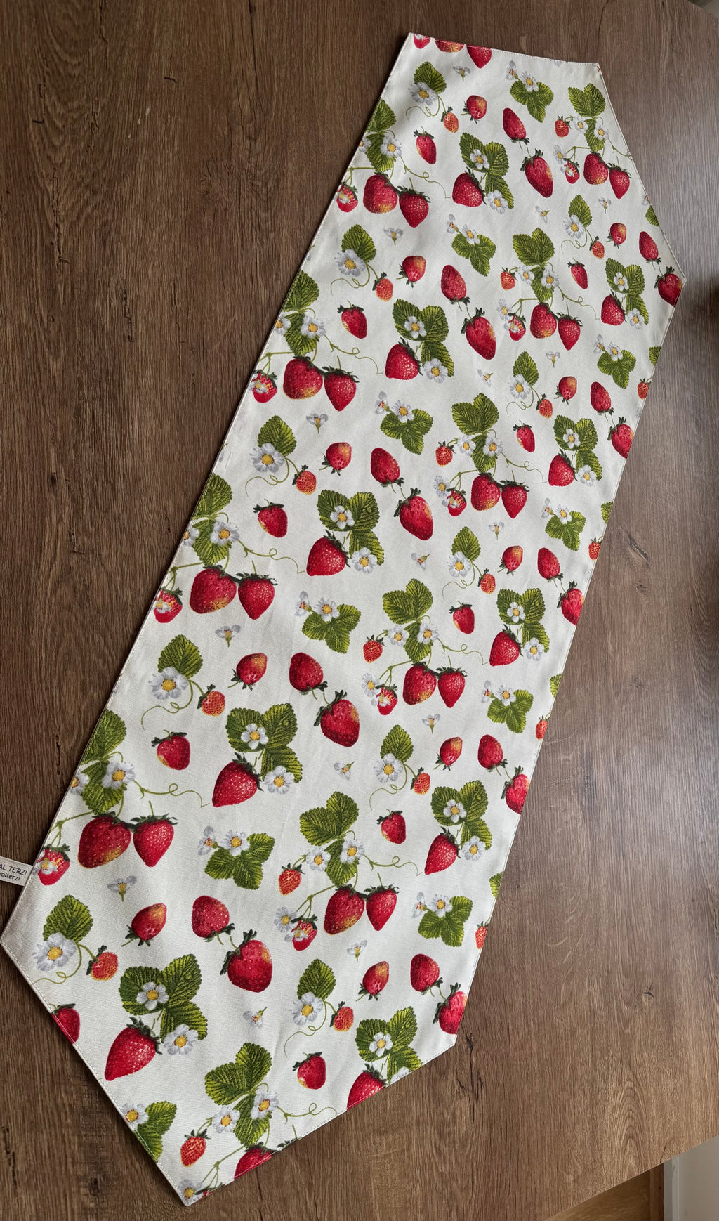 Çilek Desenli Runner - Modern ve Neşeli Masa Örtüsü