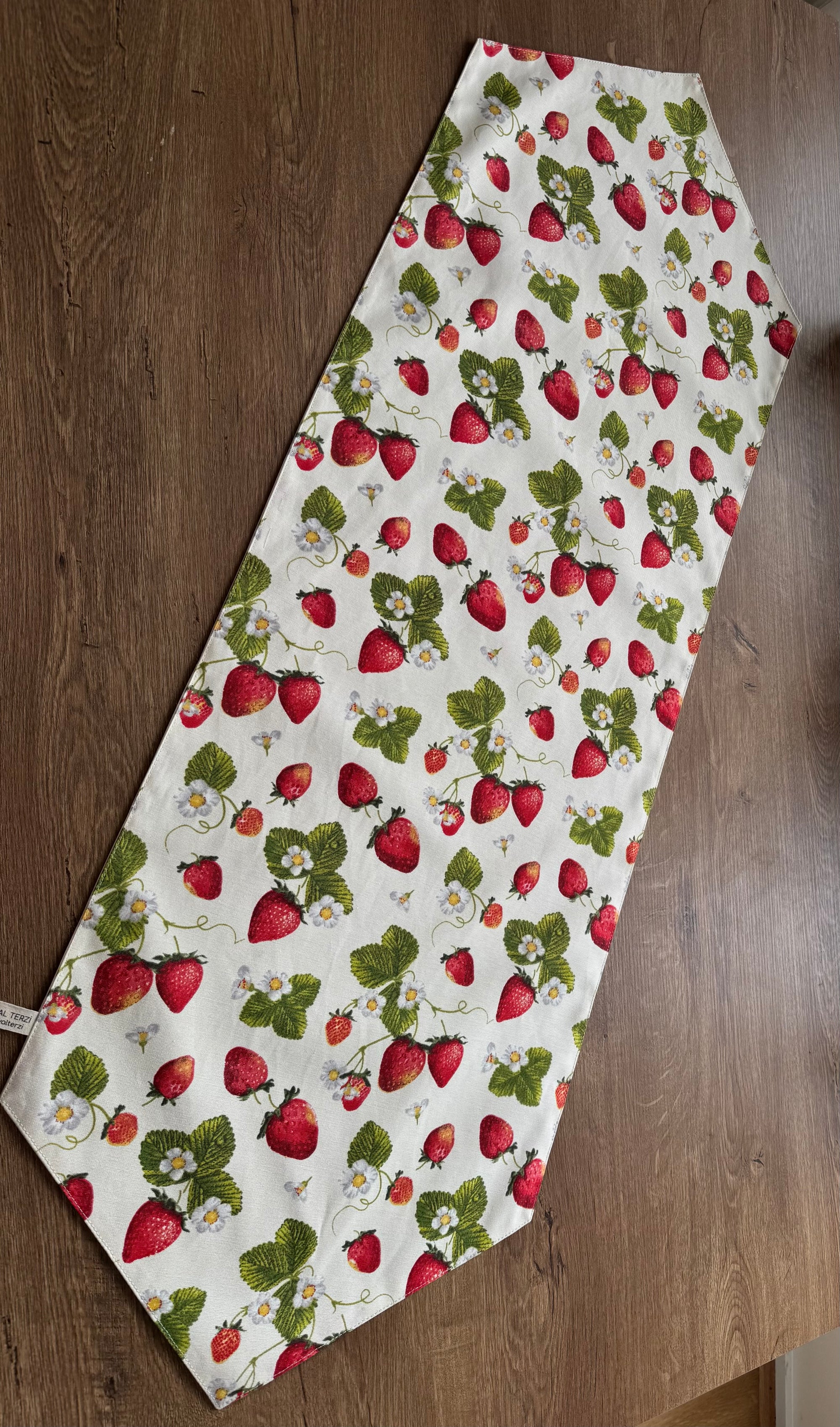 Çilek Desenli Runner - Modern ve Neşeli Masa Örtüsü