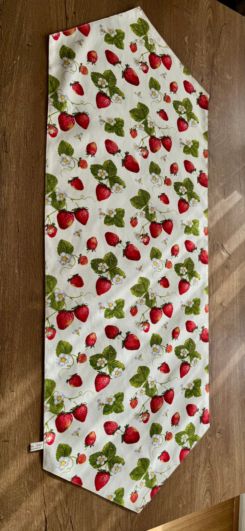 Çilek Desenli Runner - Modern ve Neşeli Masa Örtüsü