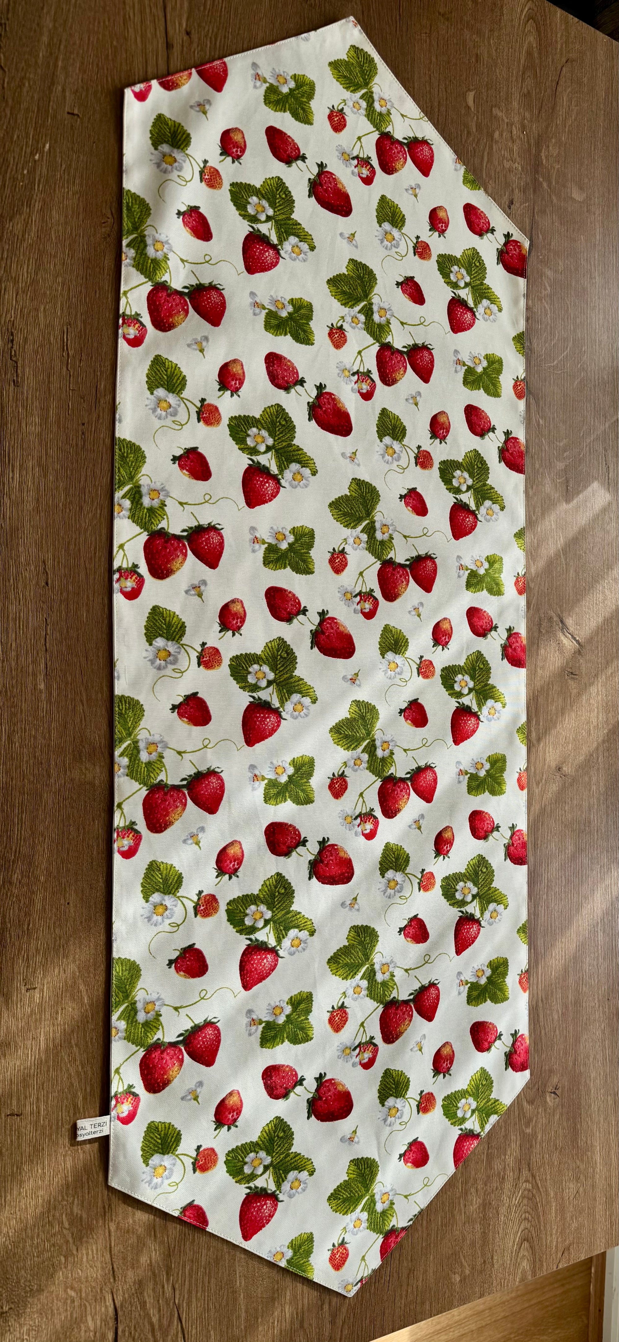 Çilek Desenli Runner - Modern ve Neşeli Masa Örtüsü